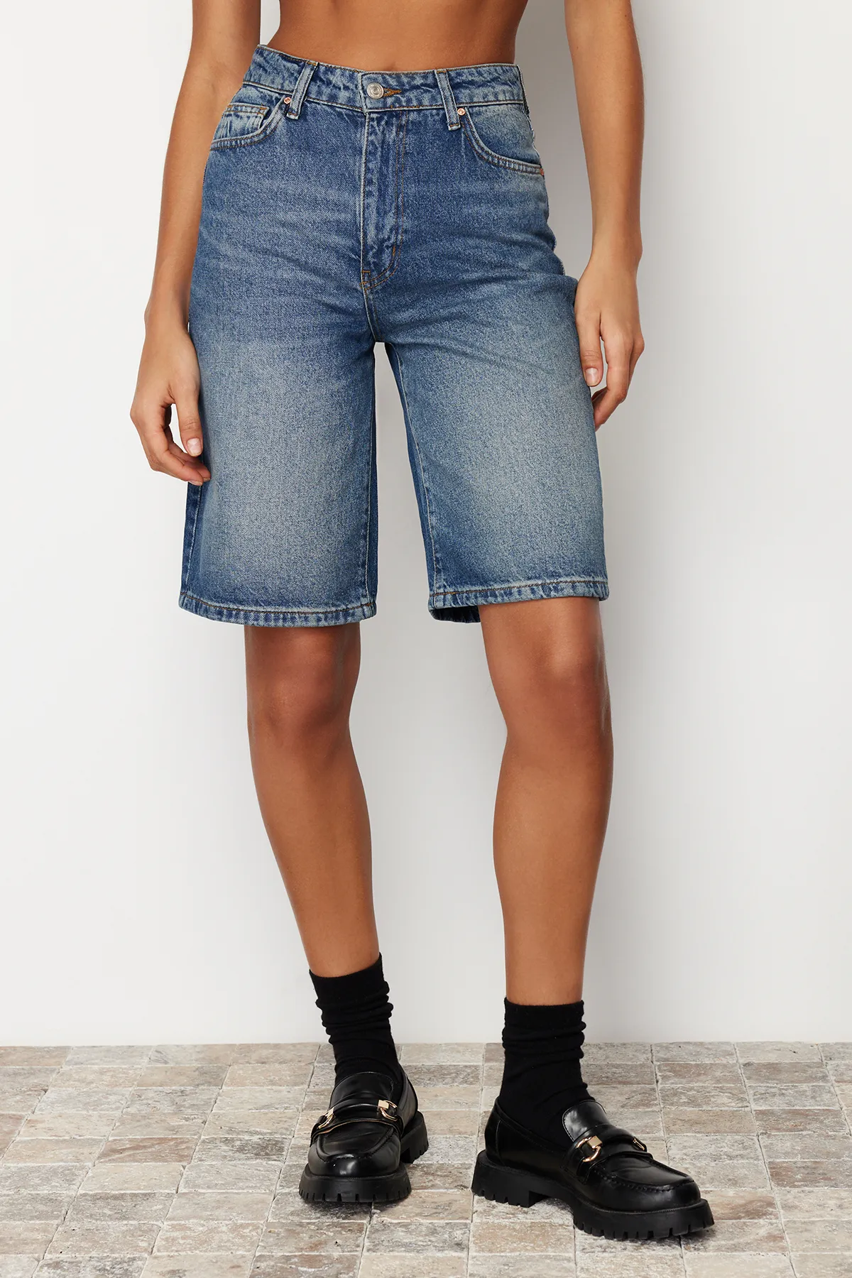 Trendyol Collection  Blaue, nachhaltigere Jeansshorts und Bermuda mit hoher Taille TWOSS24SR00007