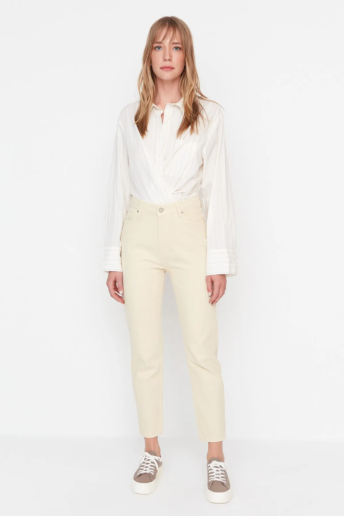 Trendyol Collection  Beige Nachhaltigere High Waist Mom Jeans TWOAW23JE00389