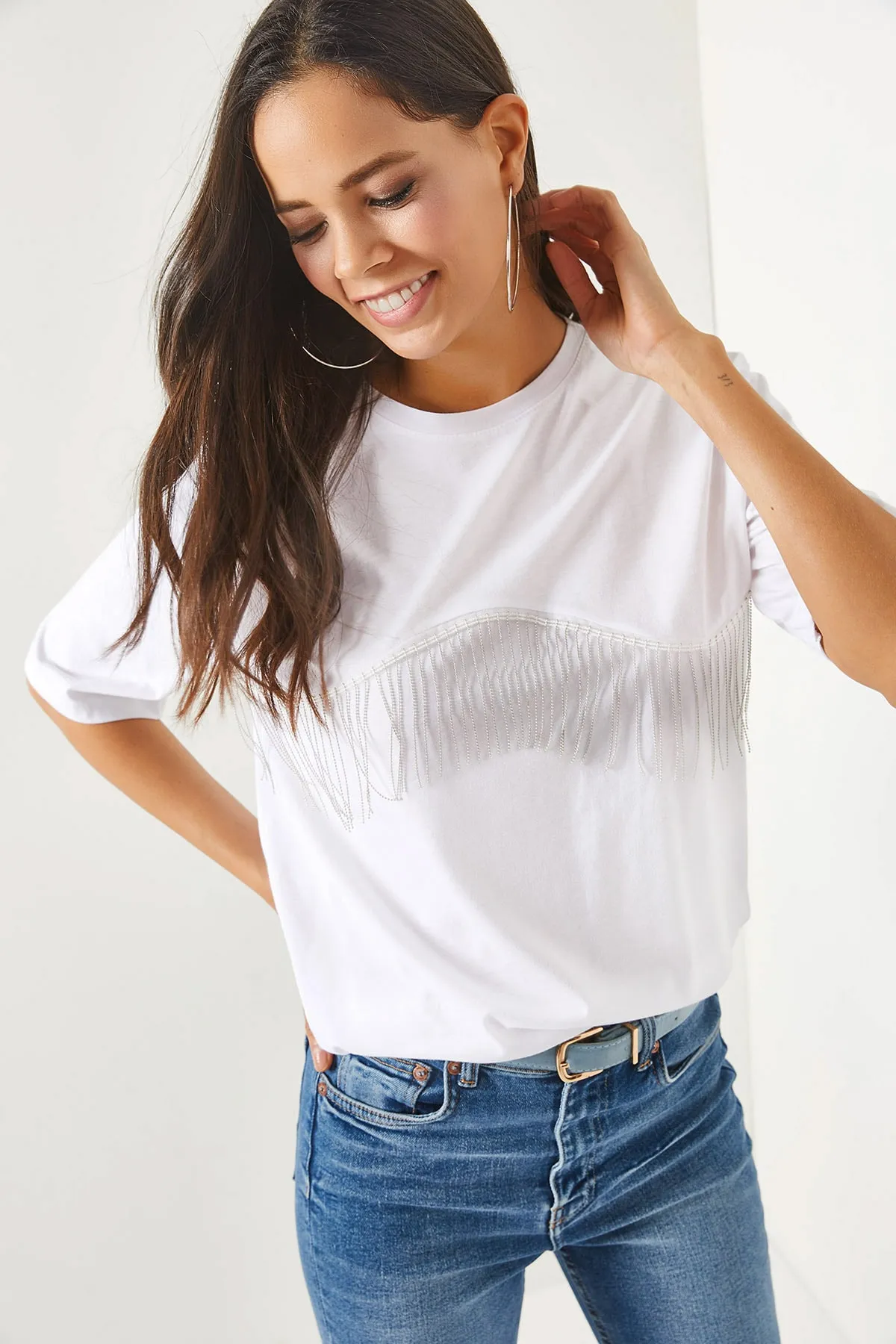 Olalook  Weißes Damen-T-Shirt in Übergröße mit Kettengarnierung TSH-19000697