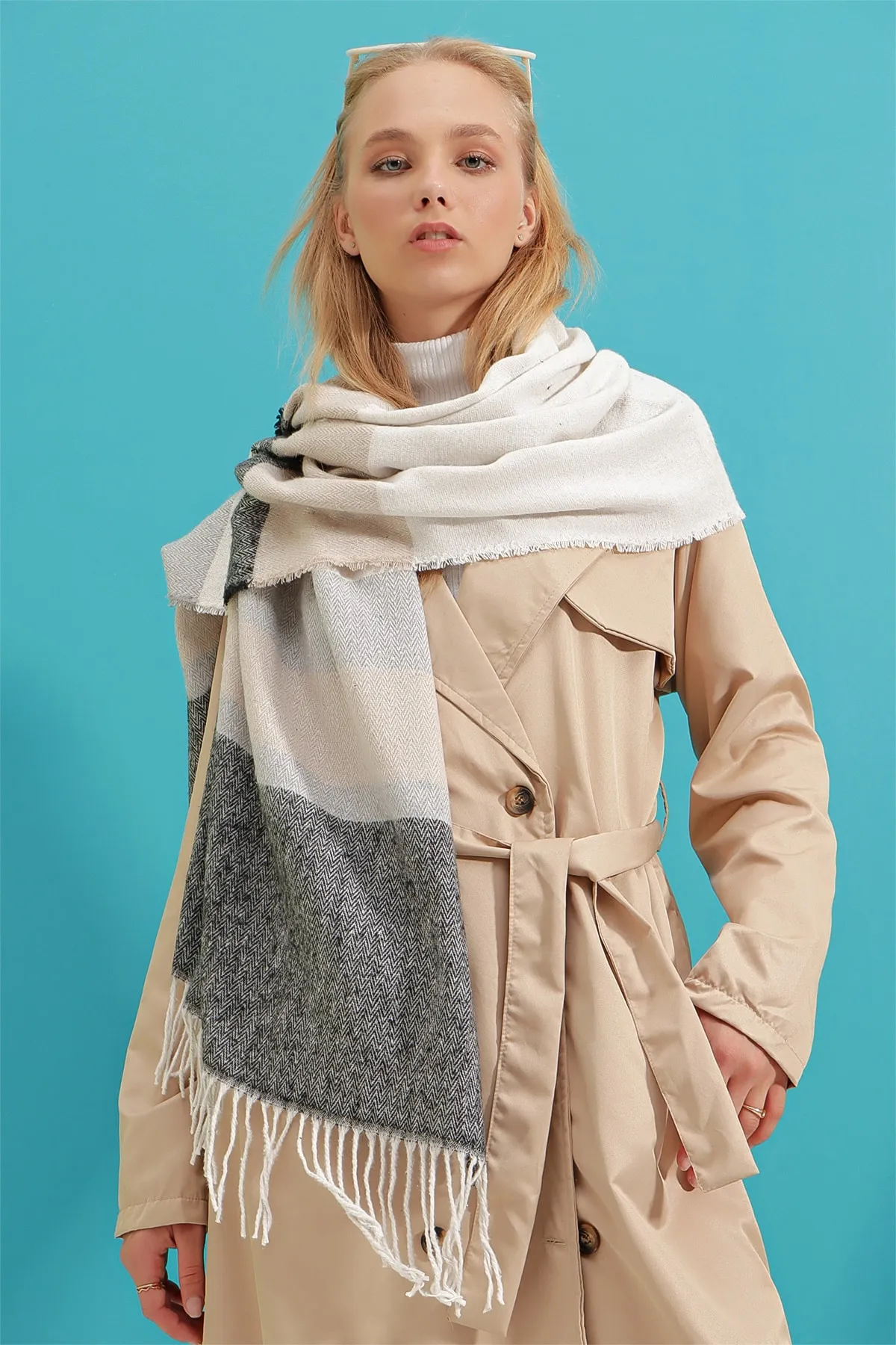 Trend Alaçatı Stili  Ecru-schwarzer Farbblockschal aus Wollmischung für Damen ALC-A2652