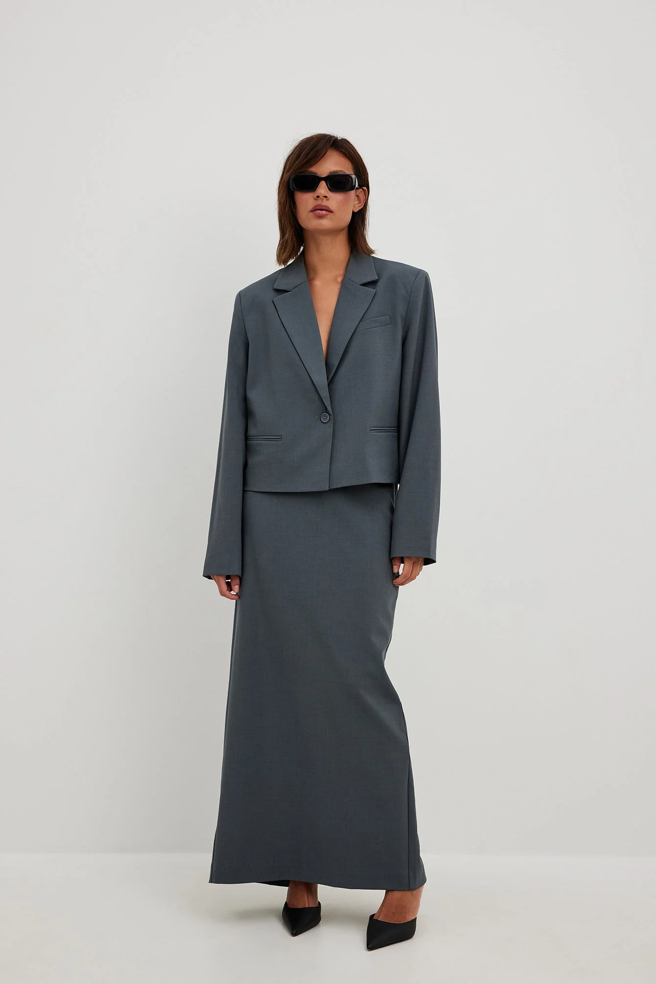 Kurzer taillierter Blazer mit geradem Schnitt
