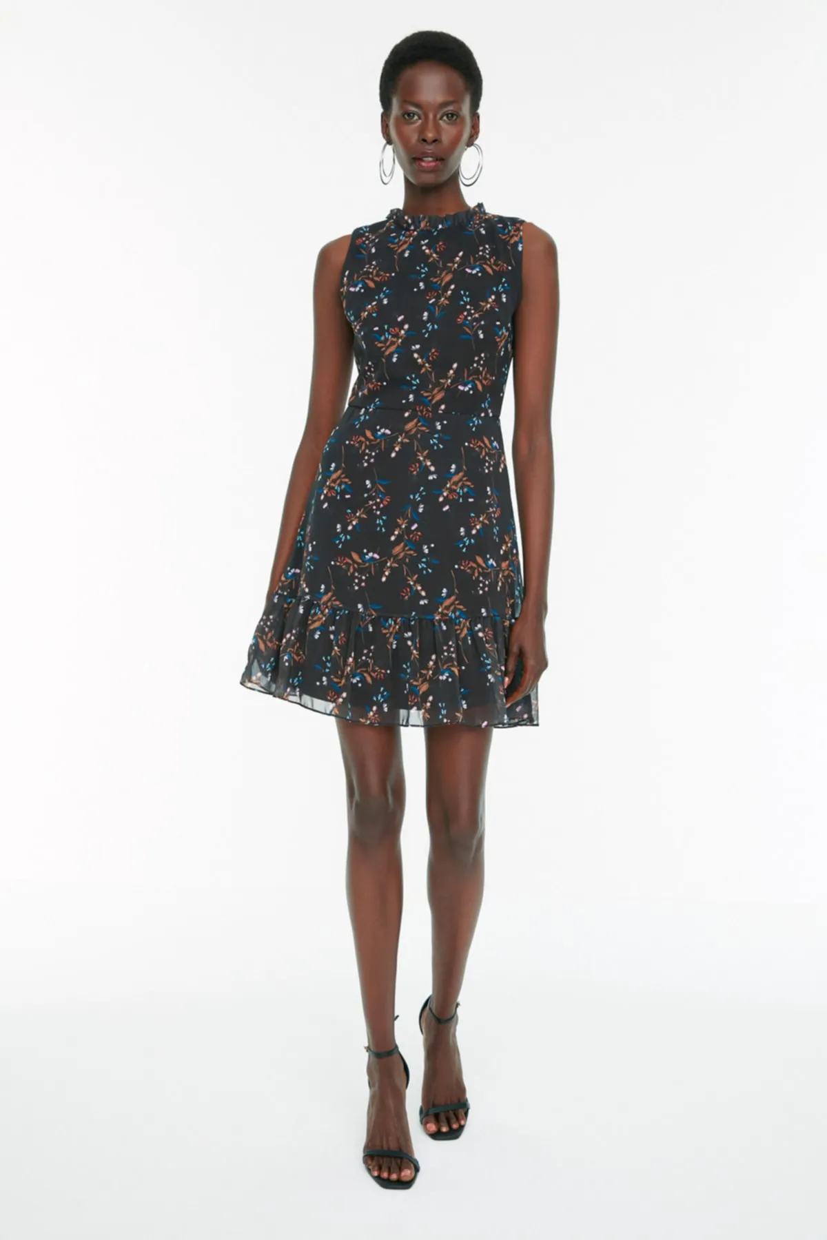Trendyol Collection  Schwarz gemustertes, gewebtes Kleid mit Rüschen TWOSS20EL0681