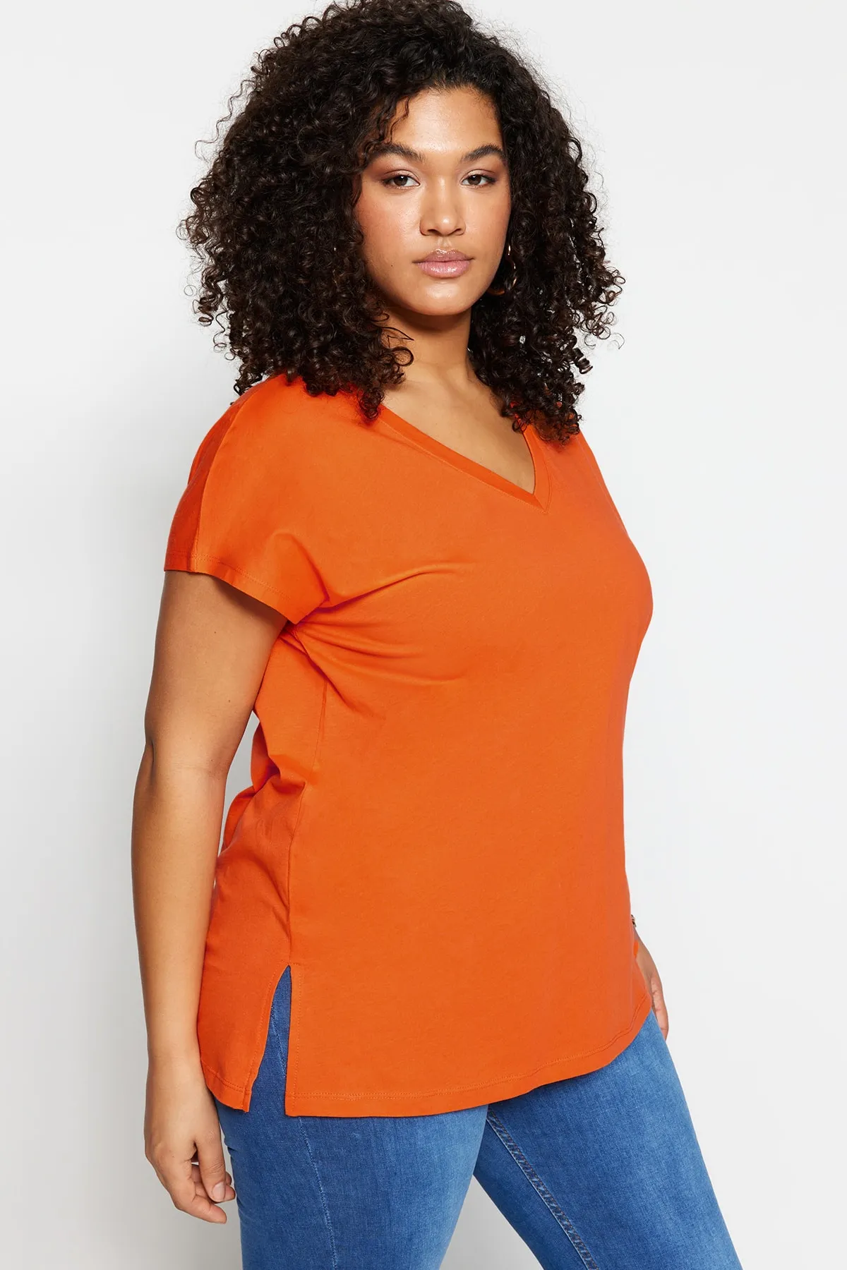 Trendyol Curve  Orangefarbenes Boyfriend-Strick-T-Shirt mit V-Ausschnitt und Schlitz TBBSS22BF0036