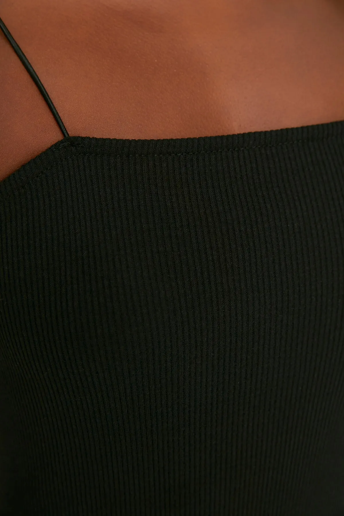 Trendyol Collection  Schwarzes, figurbetontes Mini-Bleistiftkleid aus Stretch-Strick mit quadratischem Ausschnitt und Spaghettiträgern TWOSS21EL2327