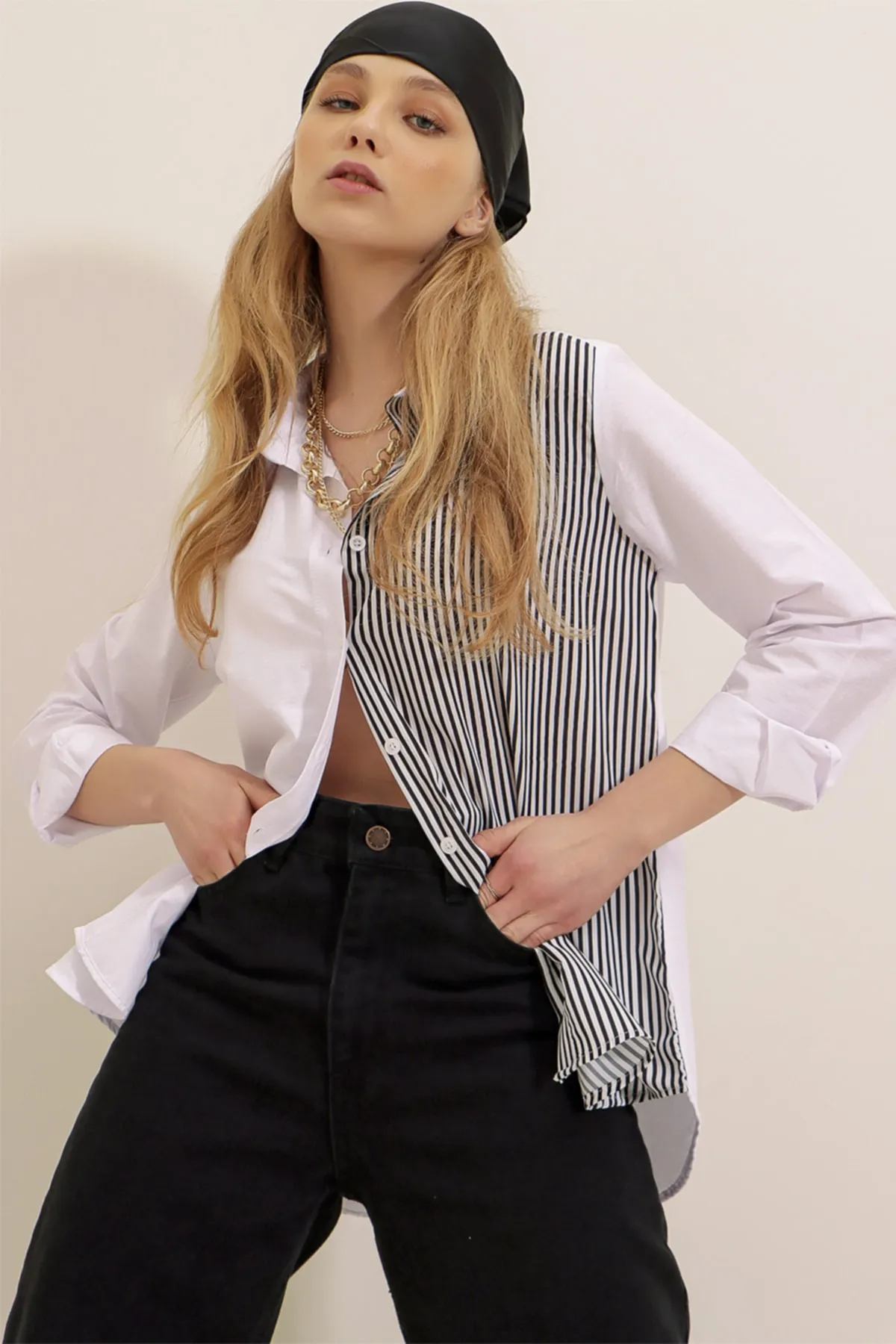 Trend Alaçatı Stili  Schwarz-weißes gewebtes Hemd mit Blockstreifen für Damen ALC-X8149