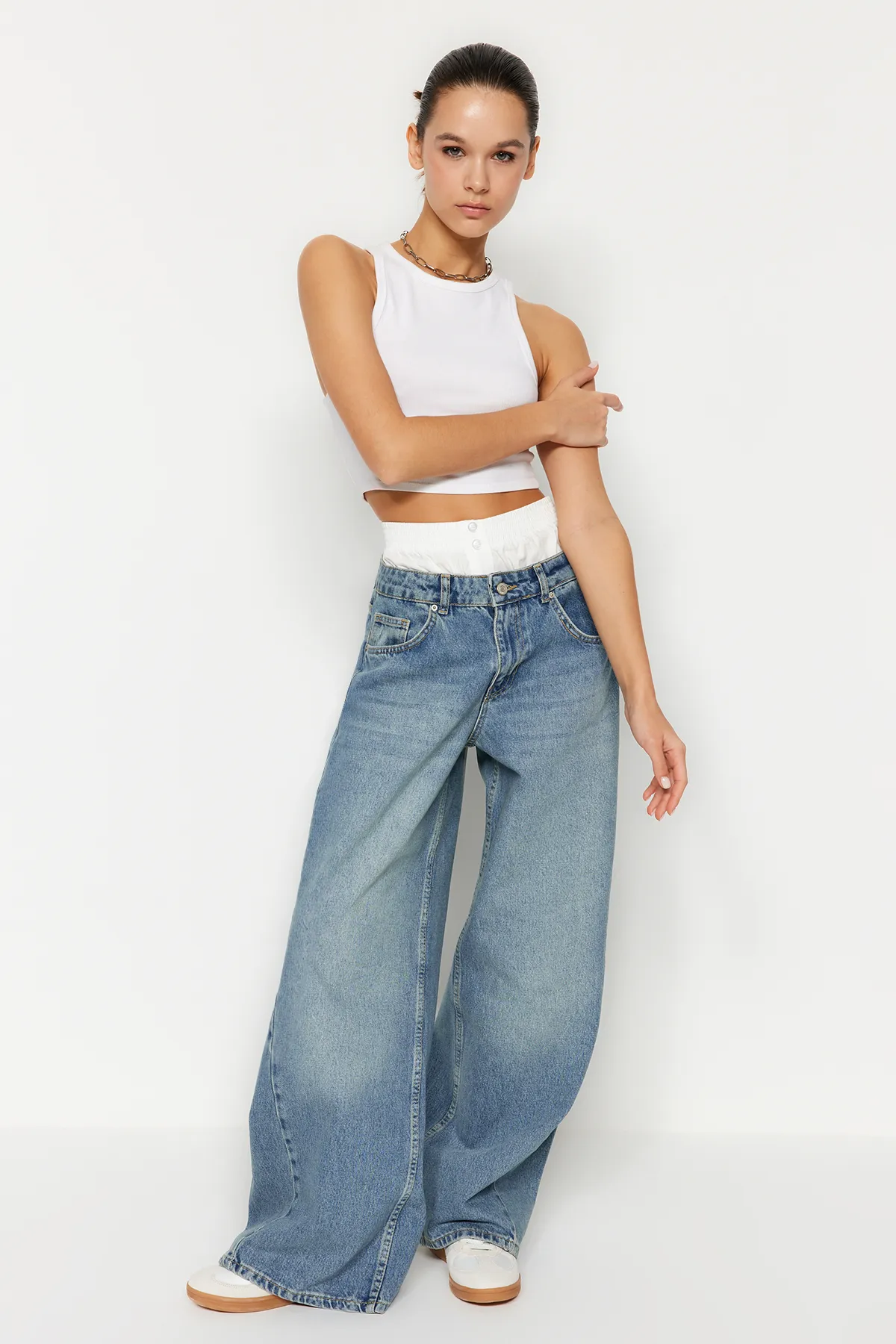 Trendyol Collection  Blaue Boxer-Nähte, detaillierte Low-Waist-Jeans mit weitem Bein TWOSS24JE00053