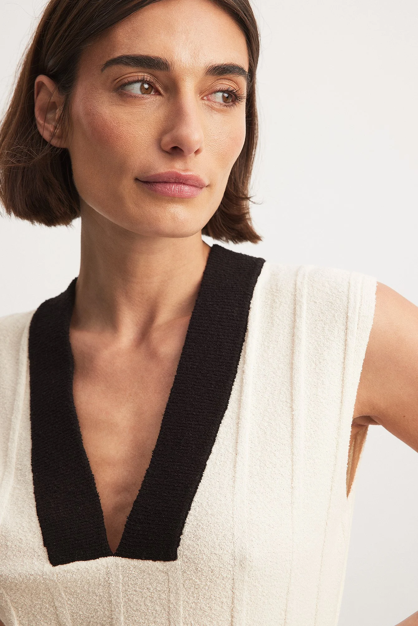 Geripptes Strick-Midikleid mit V-Ausschnitt