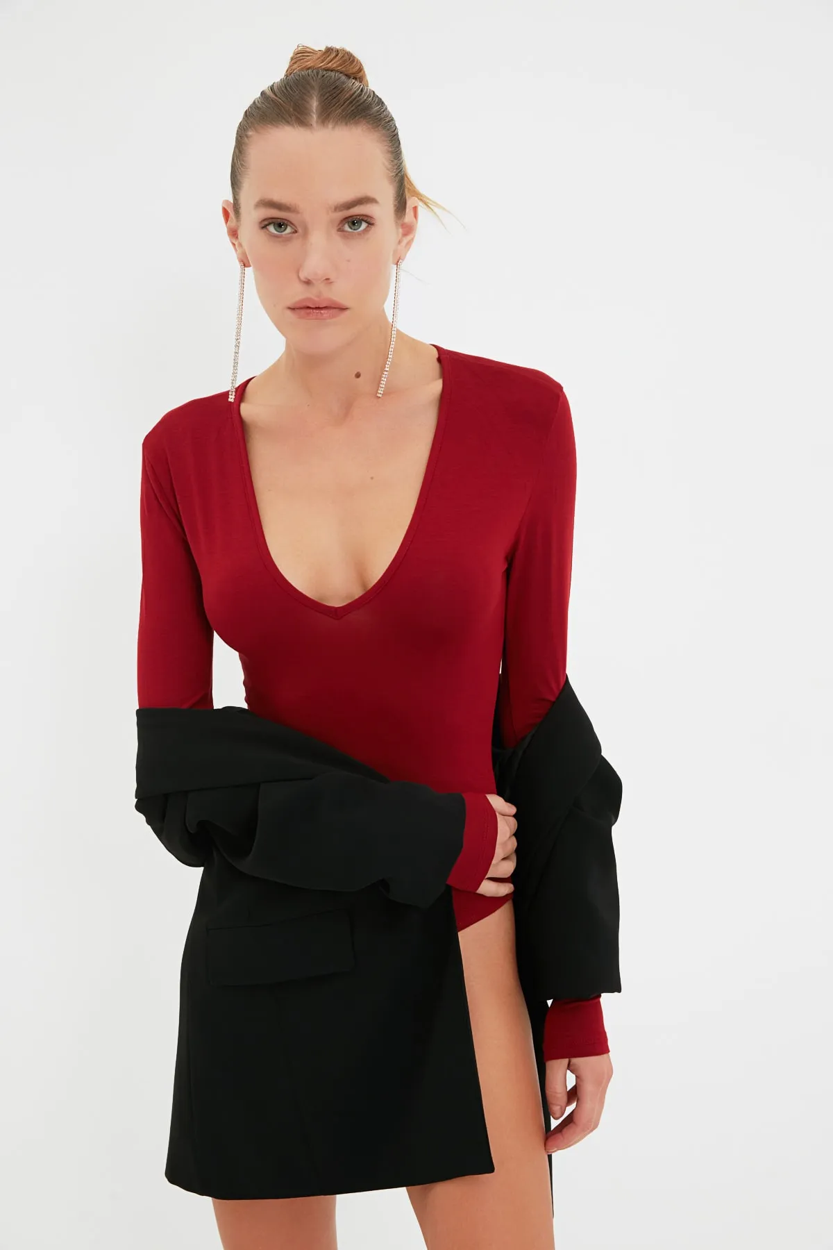 Trendyol Collection  Burgunderfarbener gestrickter Snap-On-Body mit tiefem V-Ausschnitt TPRAW22BD0084