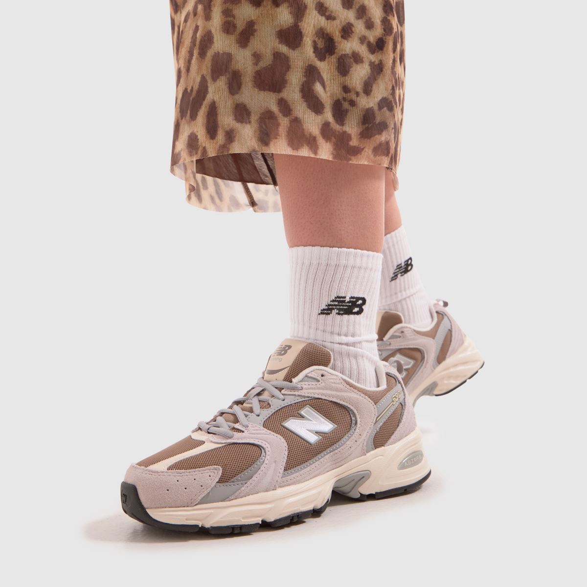 New Balance 530 träningsskor i brunt och grått