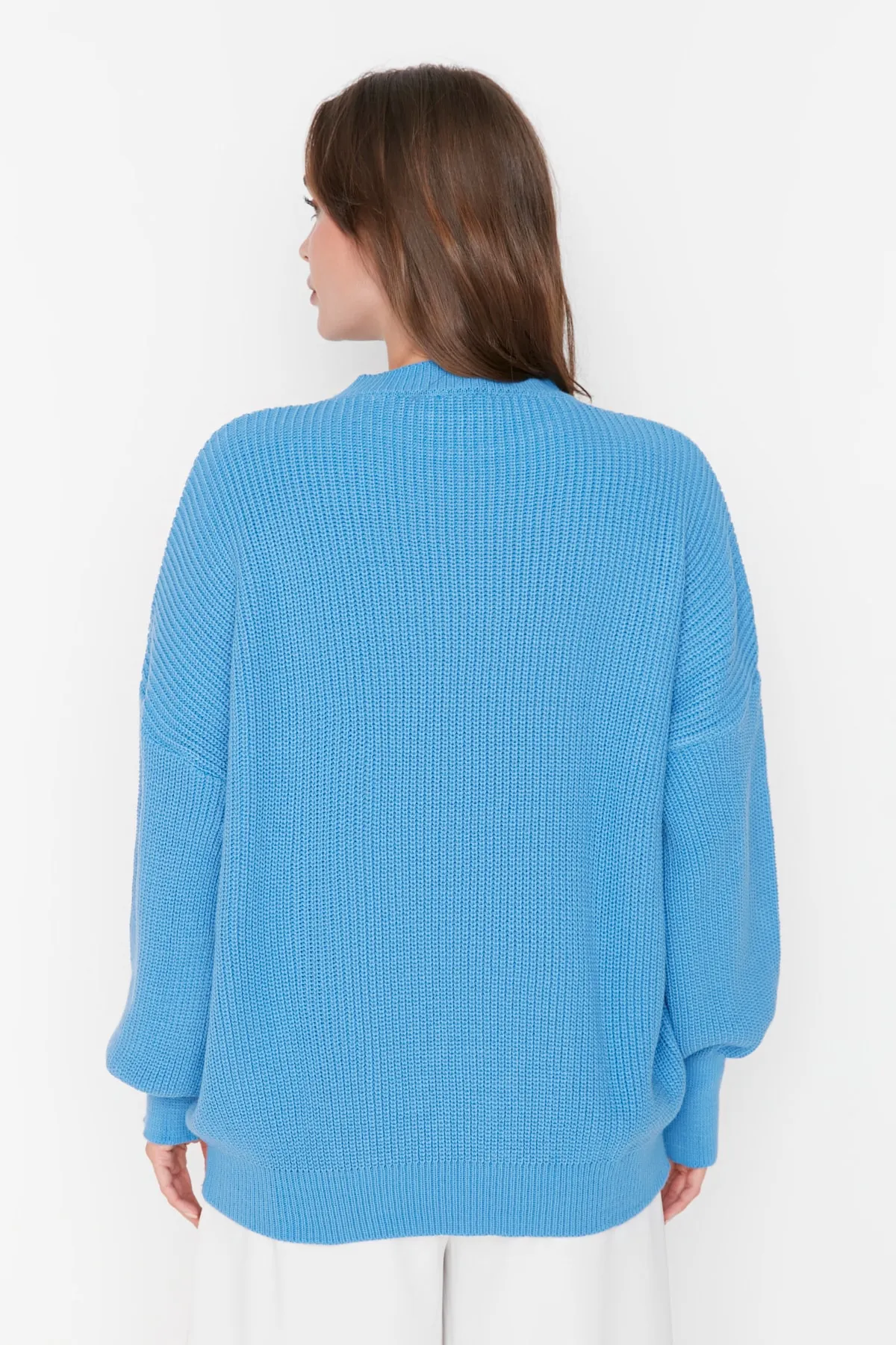 Trendyol Collection  Blauer Strickpullover mit Rundhalsausschnitt und weiter Passform TWOAW23KZ01448