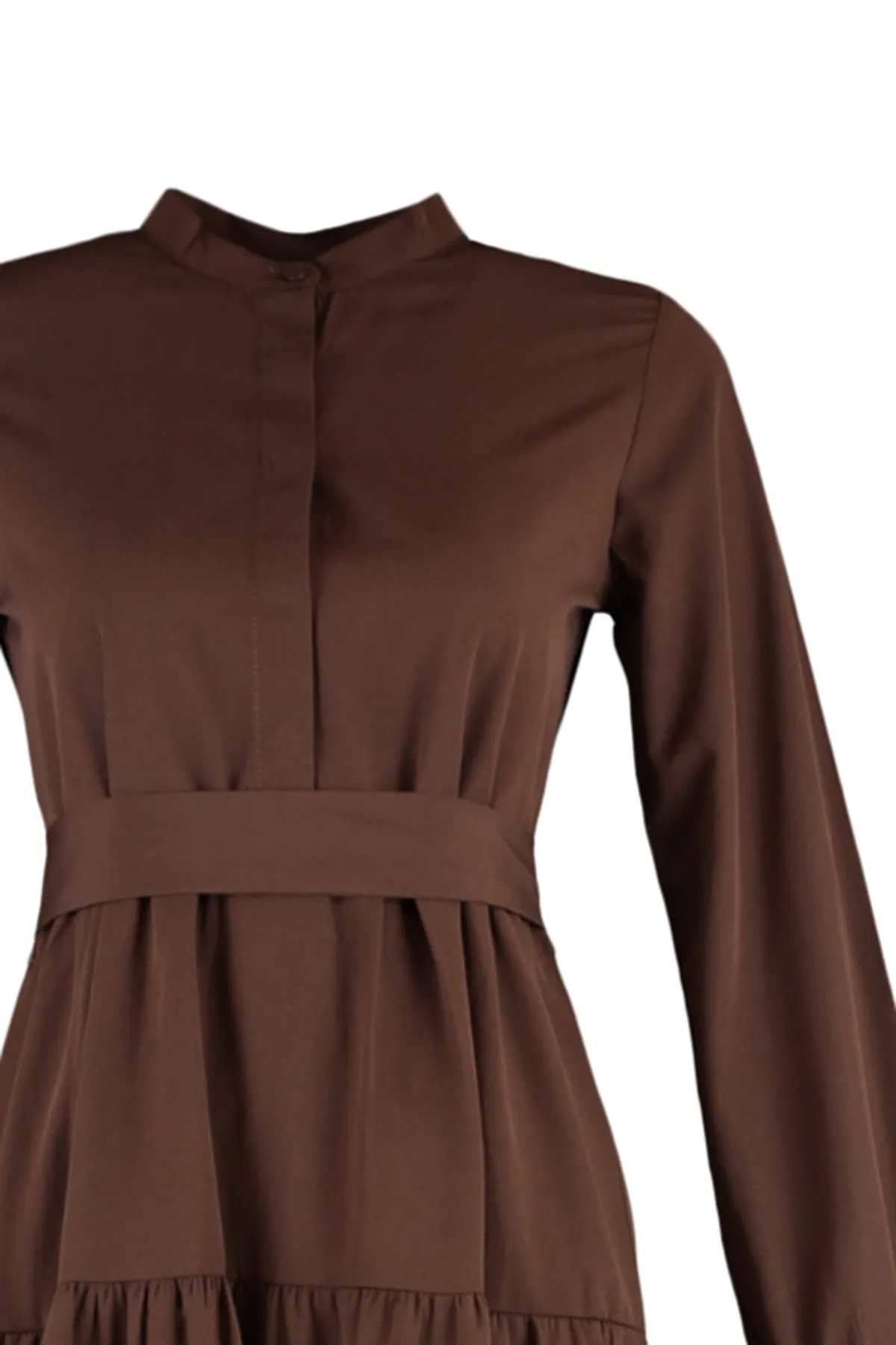 Trendyol Modest  Dunkelbraunes gewebtes Kleid mit Gürtel und Chefkragen sowie Knopfleiste TCTSS21EL3343