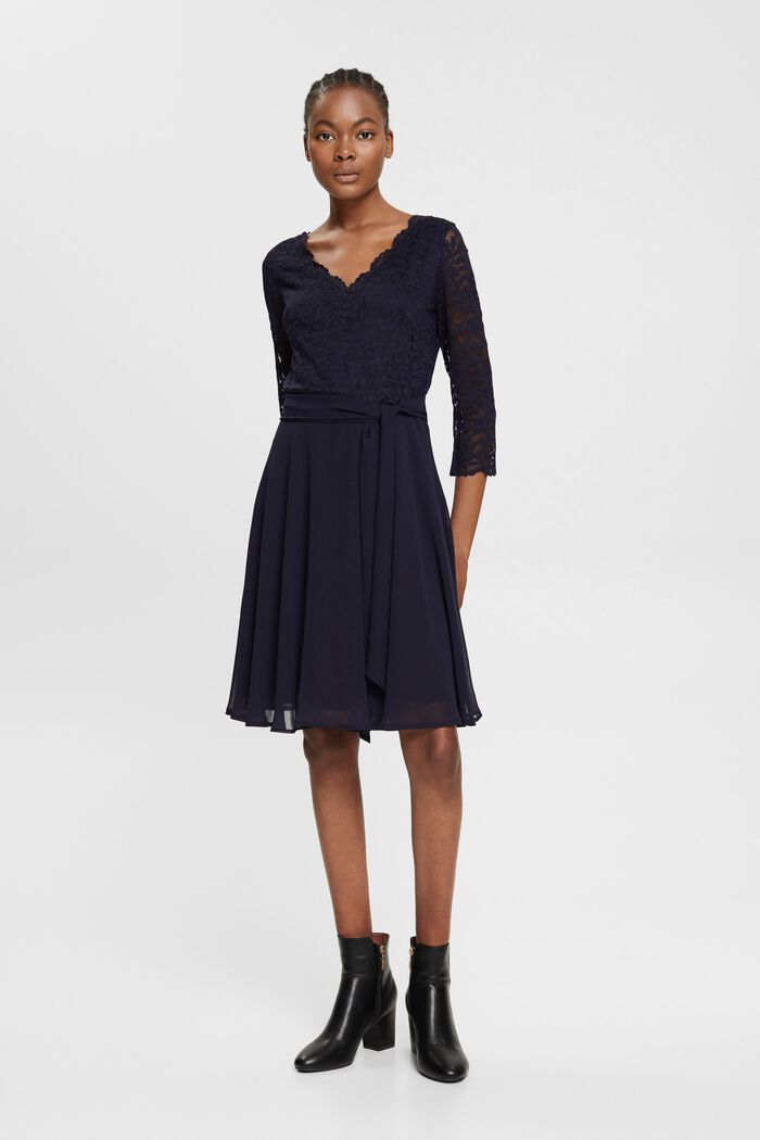 Aus Recycling-Material: Chiffon-Midikleid mit Spitze