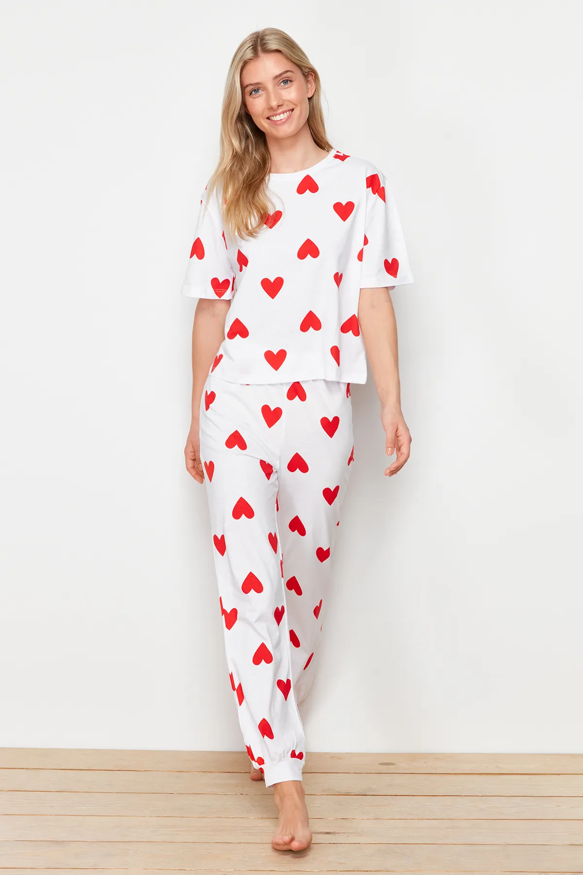 Trendyol Collection  Weißes Pyjama-Set aus 100 % Baumwolle mit Herzmuster THMSS24PT00336