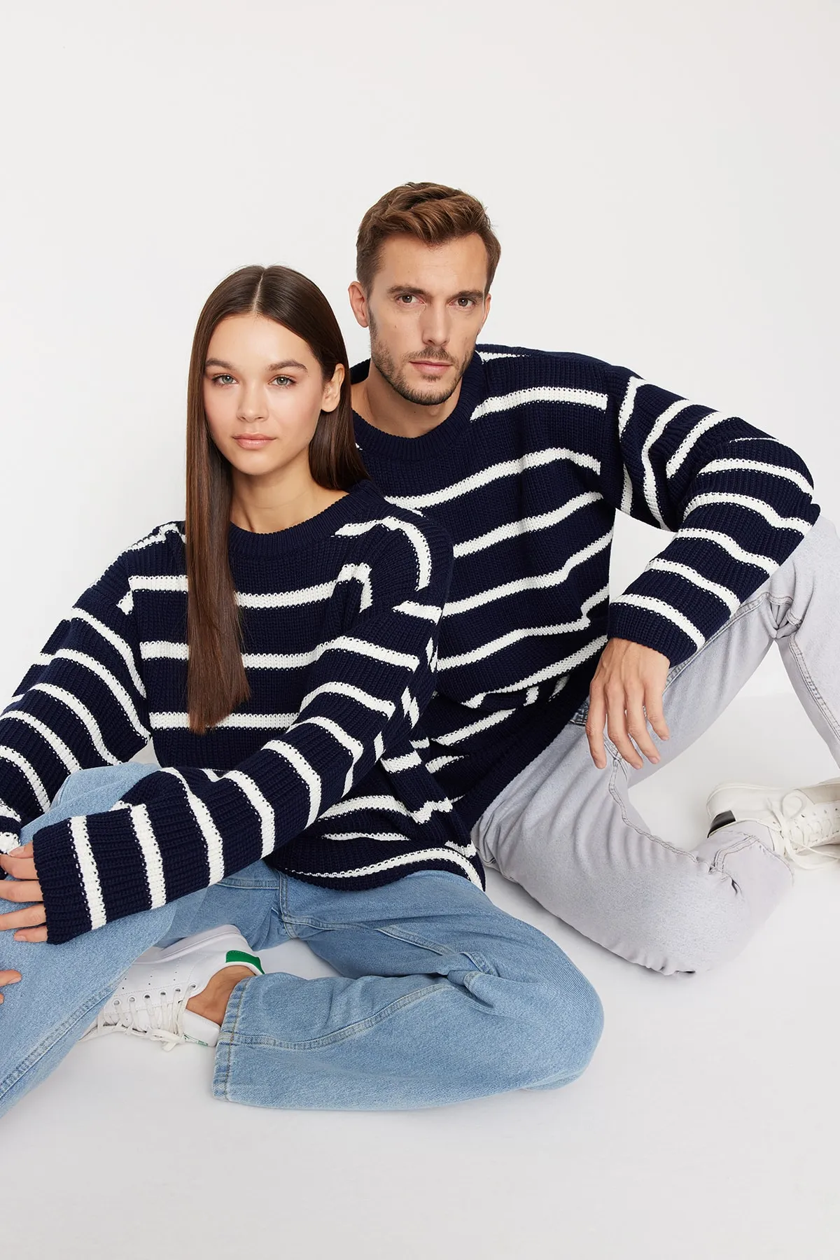 Trendyol Collection  Marineblauer Unisex-Strickpullover in Oversize-Passform, weiter Passform, Rundhalsausschnitt, TMNAW23KZ00285