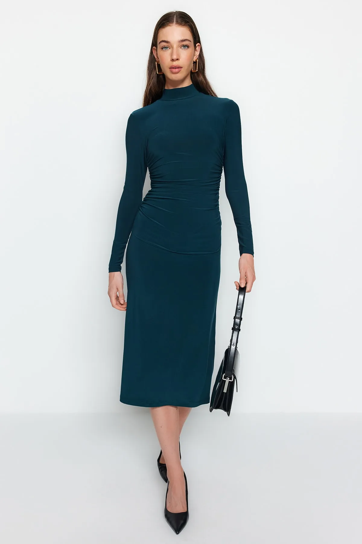 Trendyol Collection  Smaragdgrünes, drapiertes, detailliertes, flexibles Midi-Strickkleid in A-Linie mit hohem Kragen TWOAW24EL00133