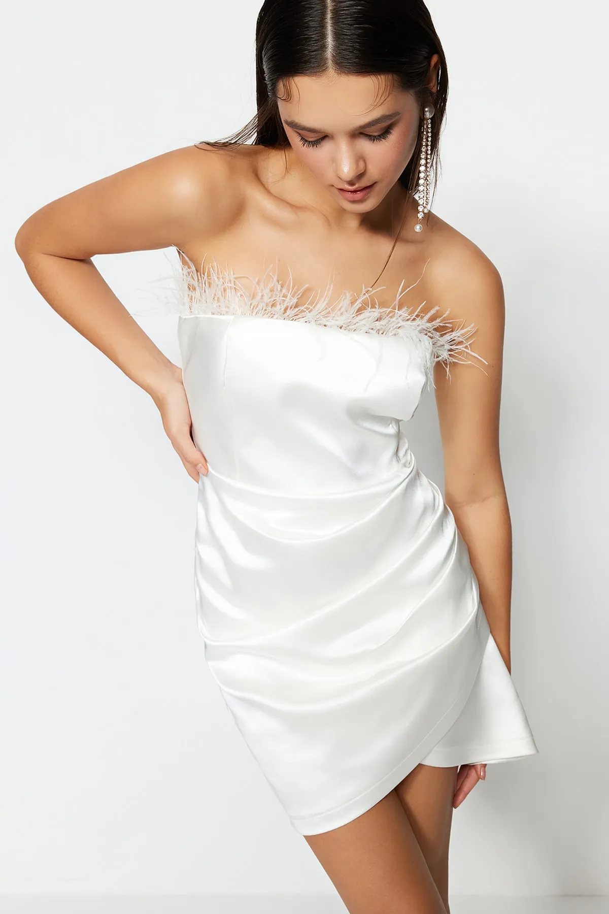 Trendyol Collection  Ecru Zweireihiges, gefüttertes, gewebtes Otriches-Satin-Brautabendkleid TPRSS23EL00019