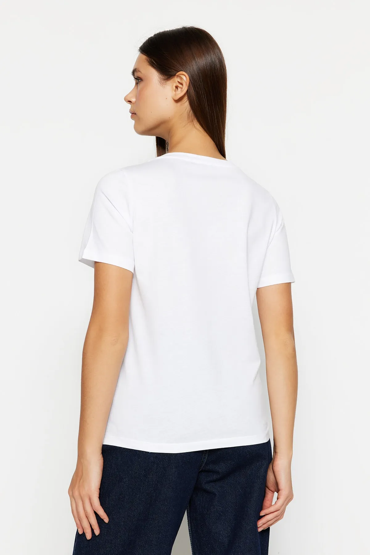 Trendyol Collection  Weißes Basic-Strick-T-Shirt mit V-Ausschnitt aus 100 % Baumwolle TWOSS23TS00001