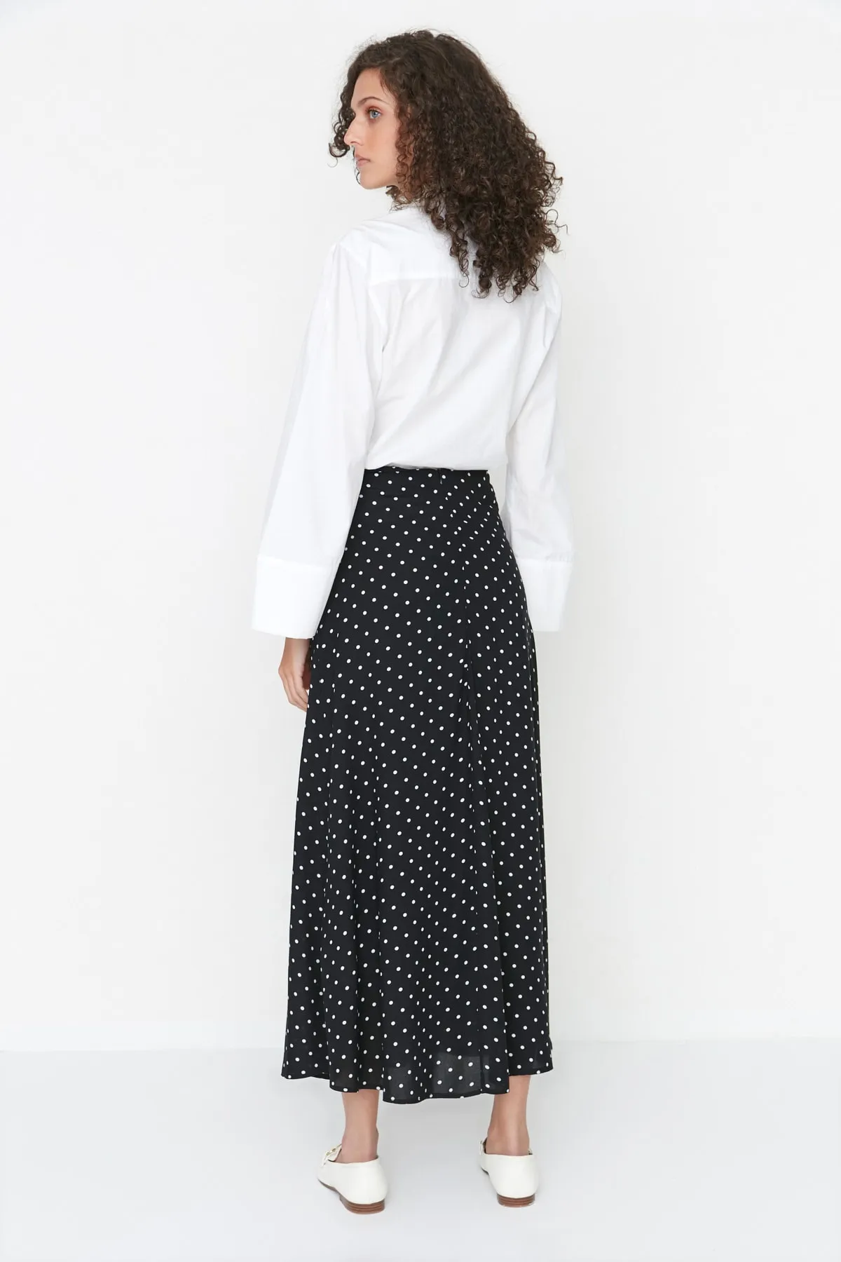 Trendyol Modest  Schwarzer gepunkteter Glockenwebrock TCTSS22EE0006