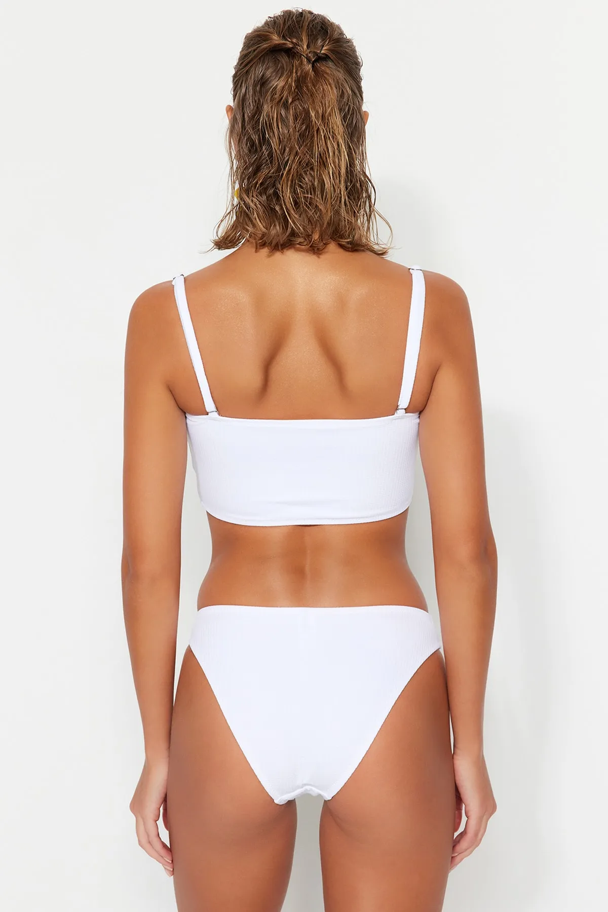 Trendyol Collection  Weiße strukturierte Bikinihose mit normalem Beinausschnitt und V-Ausschnitt TBESS22BA0121