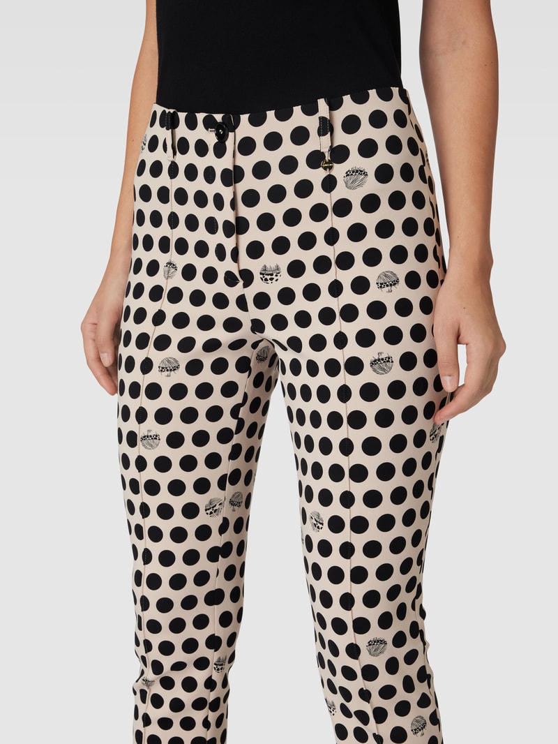 Stoffhose mit Allover-Muster in schwarz