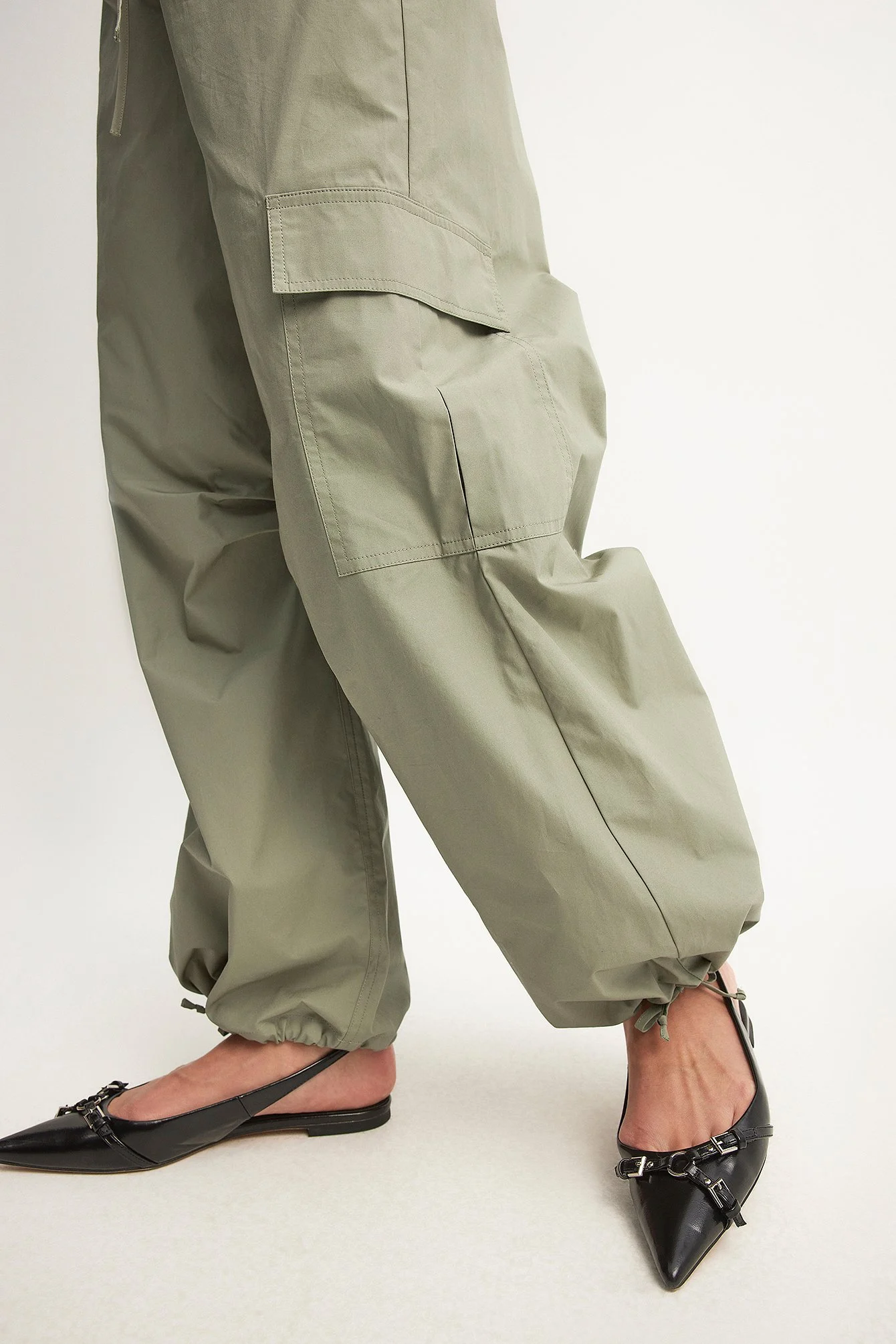 Lockere Cargohose mit halbhoher Taille und Kordelzug