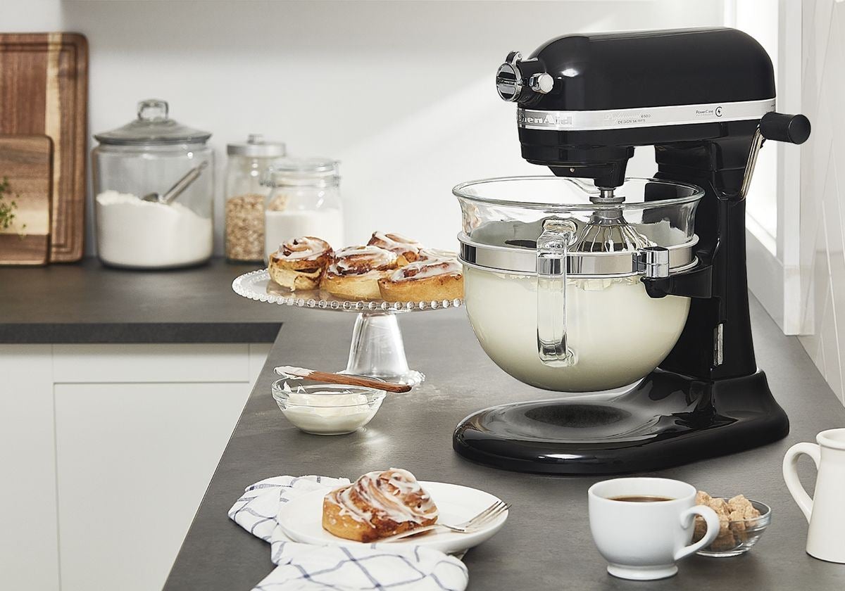 <p>Whether you need 13 dozen cookies for the school bake sale or shredded chicken for Taco Tuesday with friends and family, the KitchenAid&Acirc;&reg; Professional 6500 Design&acirc;&bdquo;&cent; Series 6 Quart Bowl-Lift Stand Mixer has the capacity