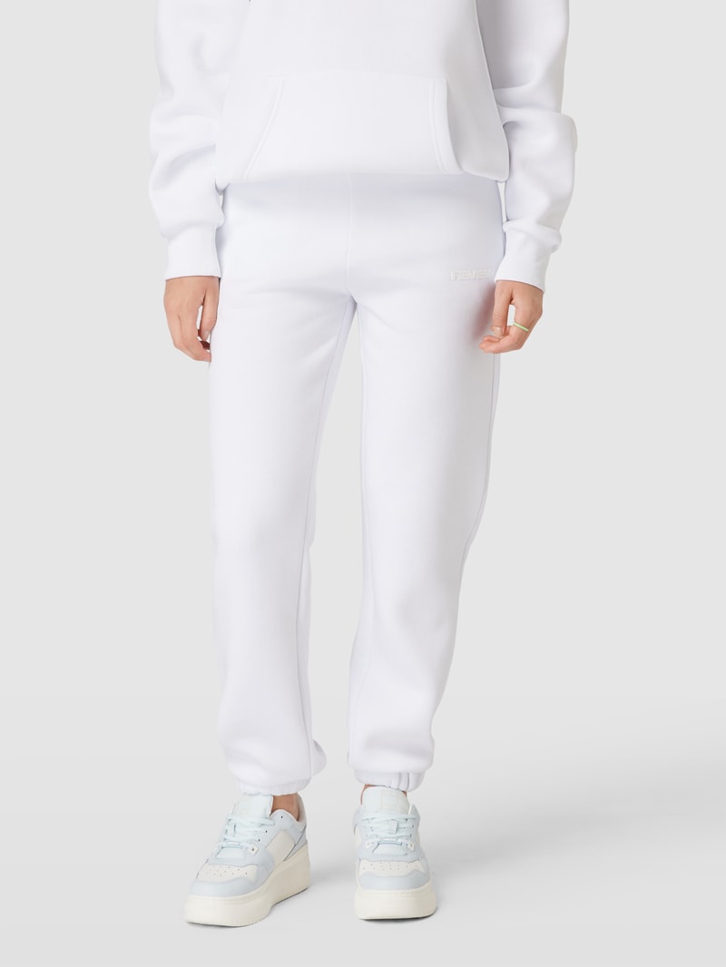 Sweatpants mit Label-Print in weiß