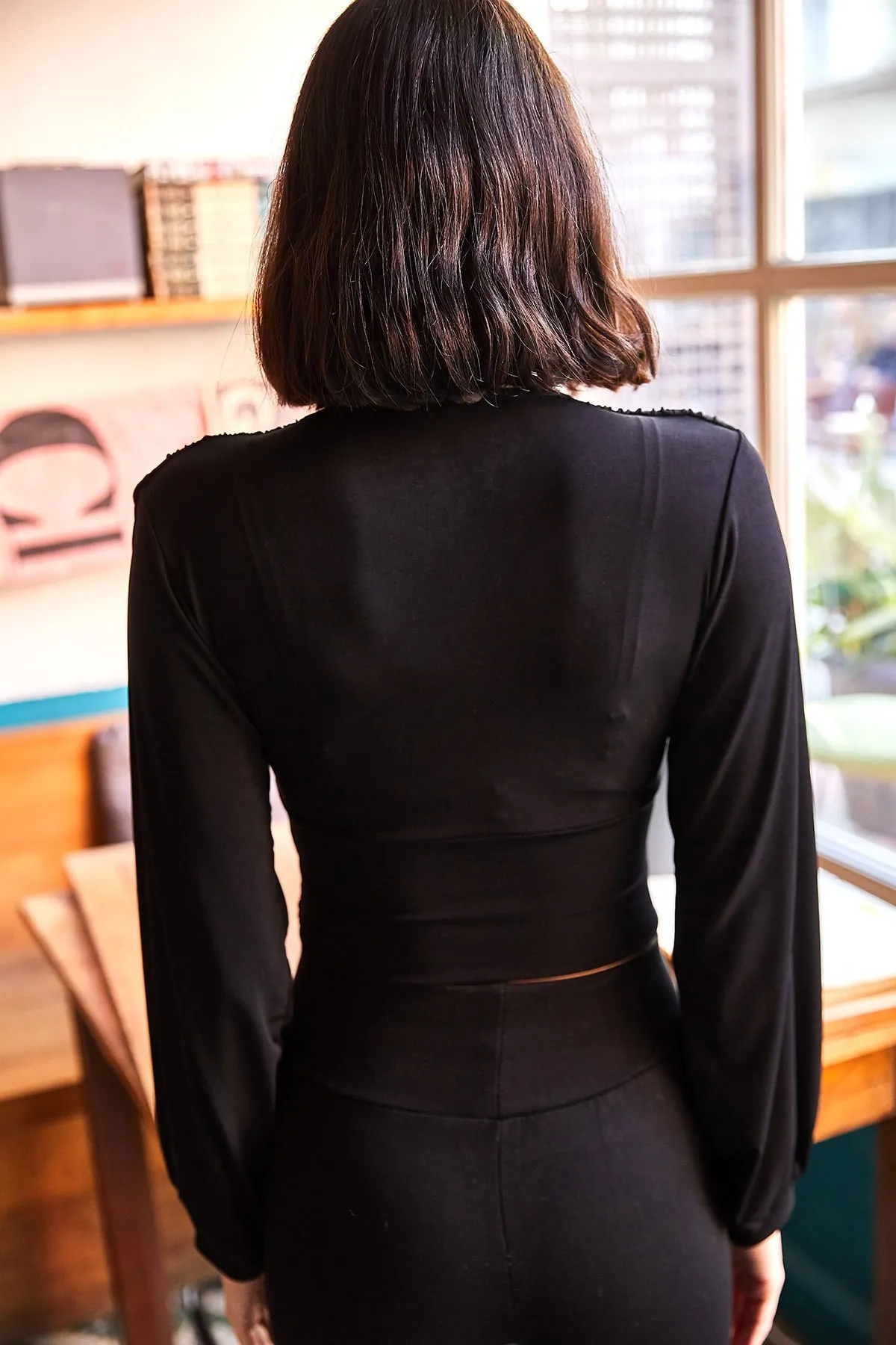 Olalook  Schwarze, tief ausgeschnittene, bauchfreie Damenbluse mit Band BLZ-19001696 für Damen
