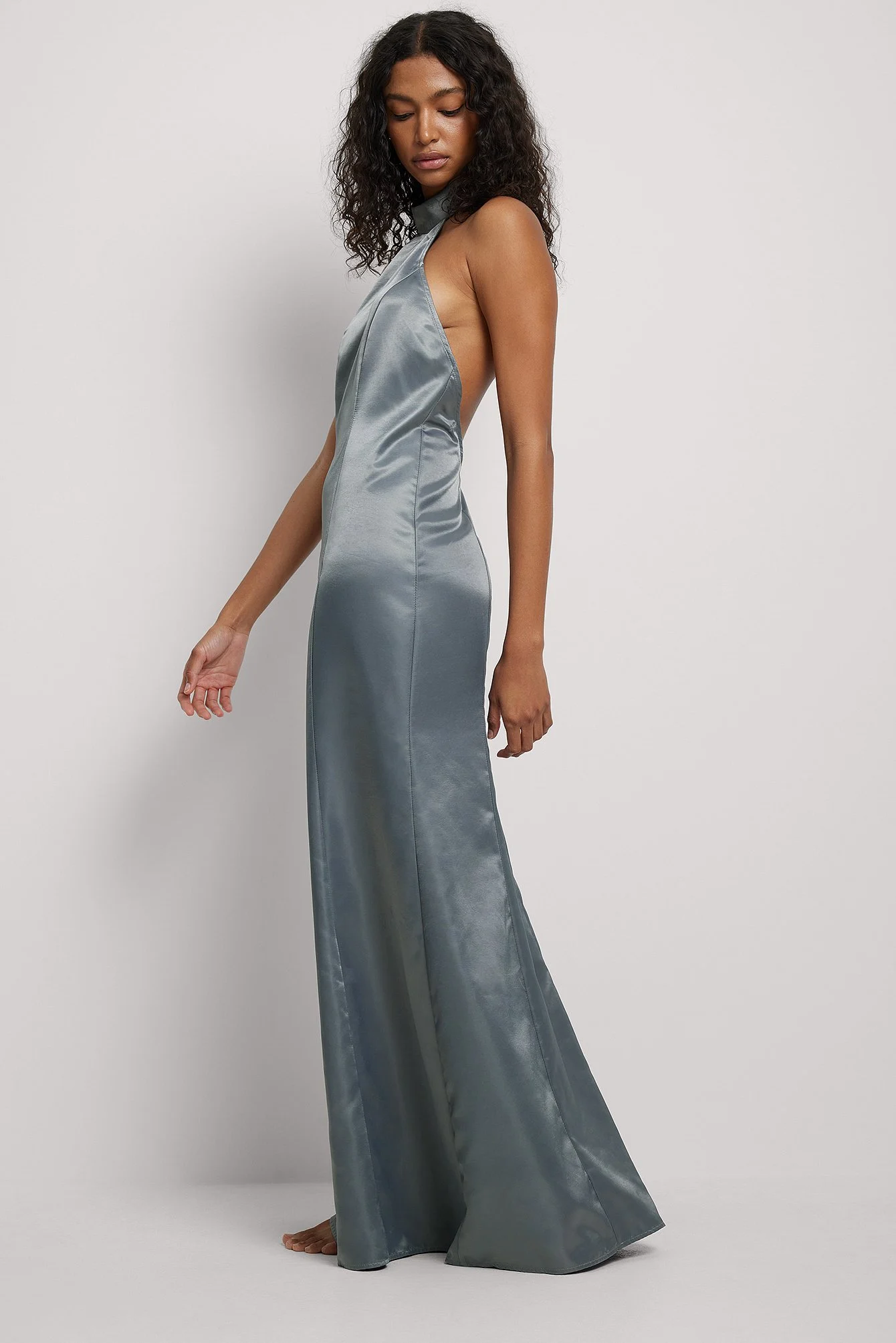 Hochgeschnittenes Kleid mit offenem Rücken