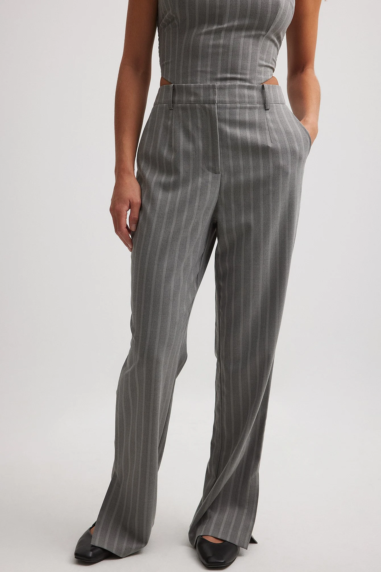 Gestreifte Hose mit hoher Taille und Schlitz
