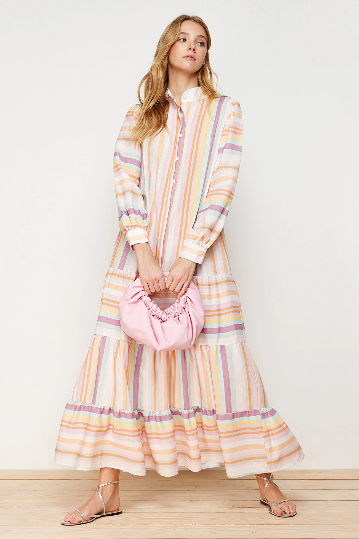 Trendyol Modest  Gewebtes Kleid in Leinenoptik mit mehrfarbig gestreiftem Rock und Rüschen TCTSS24EB00105