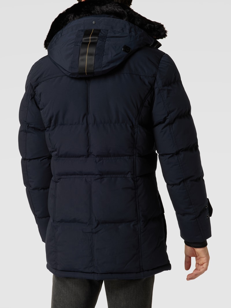 Steppjacke mit Label-Patch in marineblau