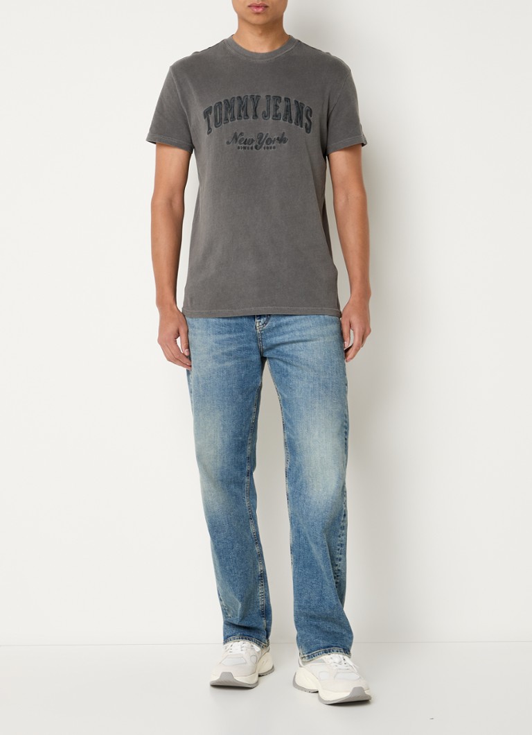 Koszulka Tommy Hilfiger z haftowanym logo i spranym wykończeniem.