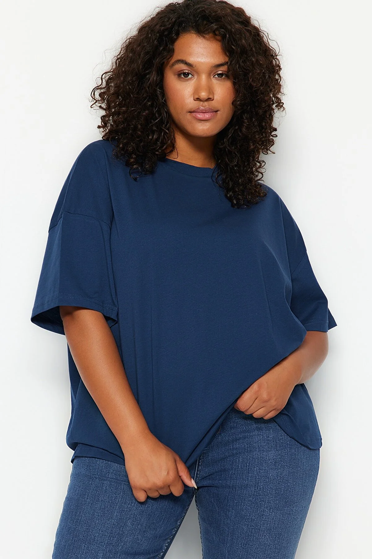 Trendyol Curve  Geripptes, weit geschnittenes Basic-Strick-T-Shirt mit marineblauem Kragen TBBSS23BF00017