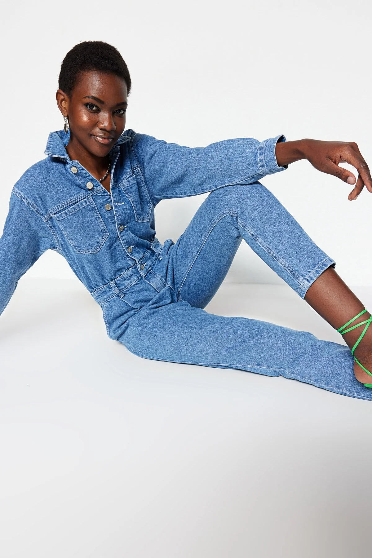 Trendyol Collection  Blauer Jeans-Jumpsuit mit Taillendetail TWOAW23TU00065
