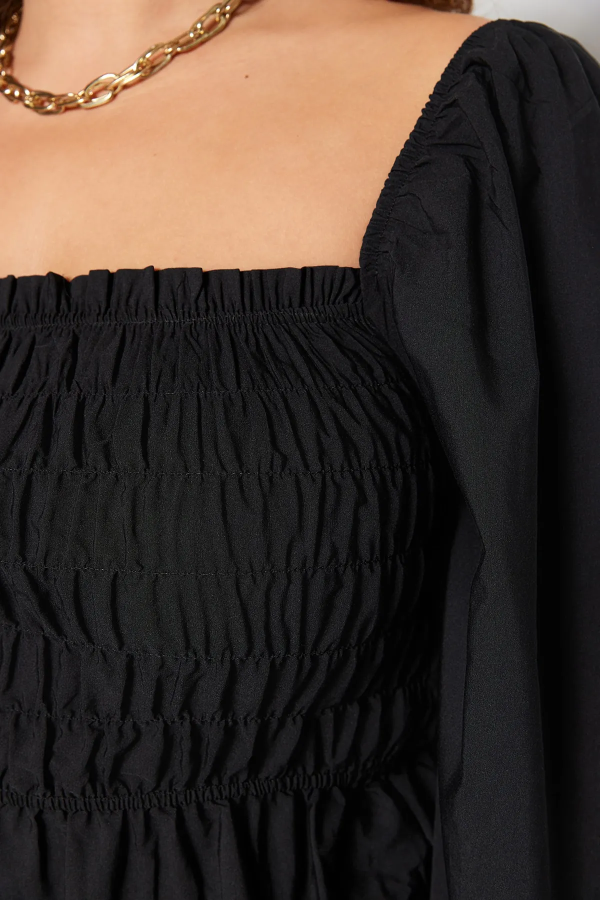 Trendyol Curve  Schwarze Gimped-Webbluse in Übergröße