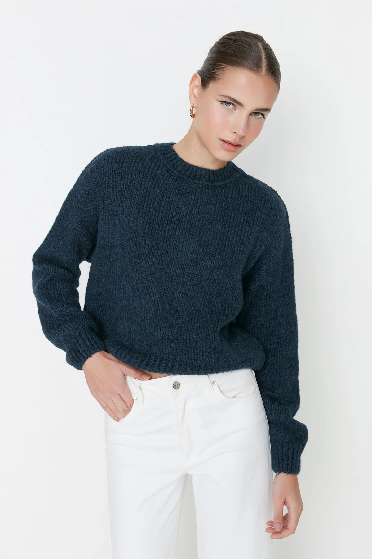 Trendyol Collection  Blauer, weich strukturierter Basic-Strickpullover mit weiter Passform TWOAW23KZ00185