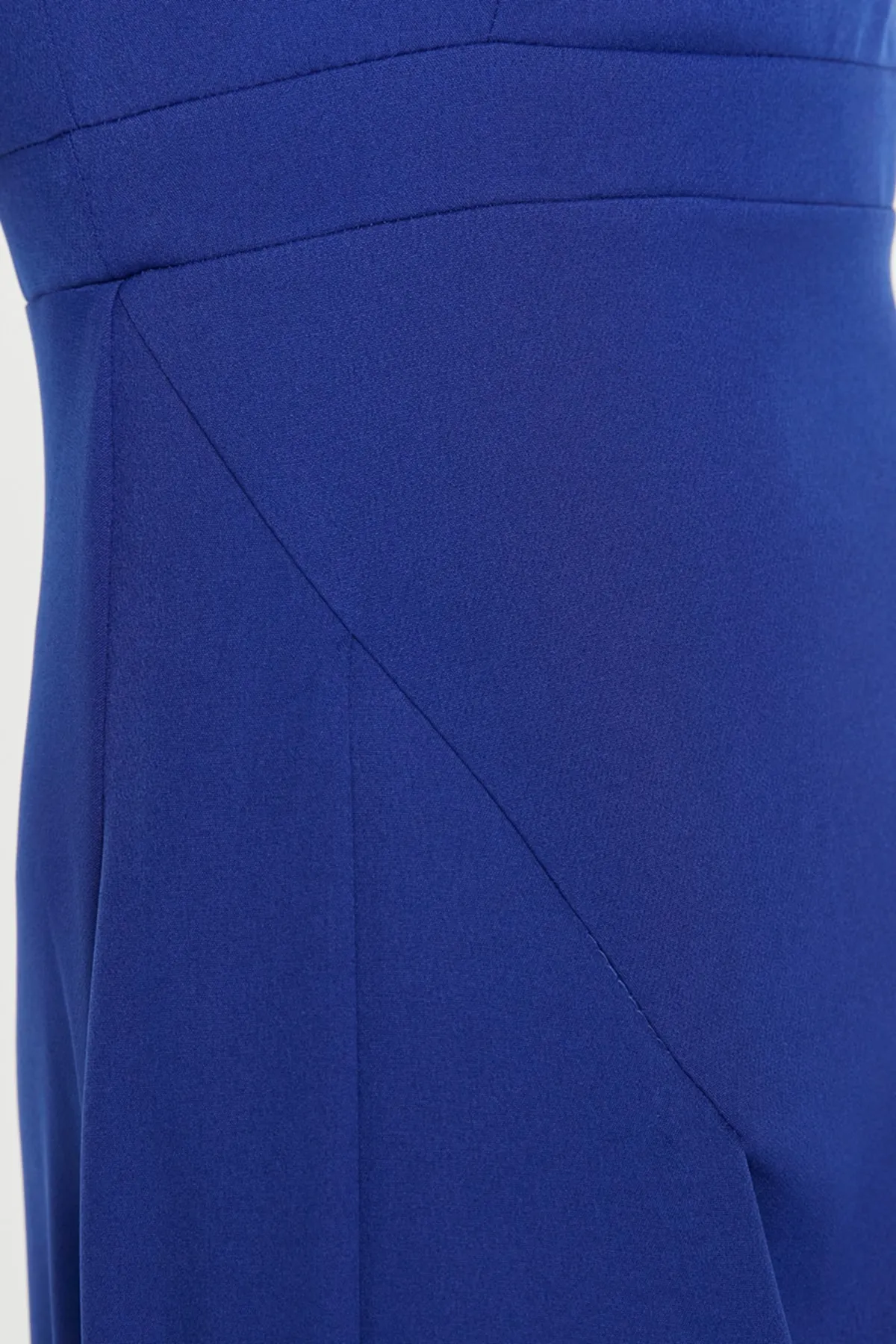 Trendyol Collection  Langes Abendkleid mit tiefem Ausschnitt und Schlitz von Saks TPRSS19FZ0511