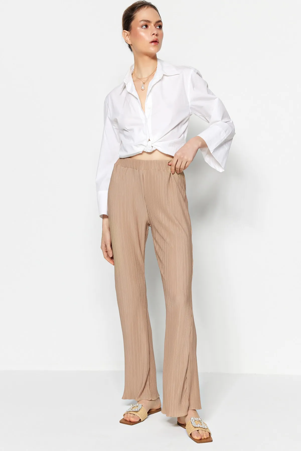 Trendyol Collection  Nerzfarbene, plissierte, ausgestellte/spanische Strickhose mit hoher Taille TWOSS23PL00115