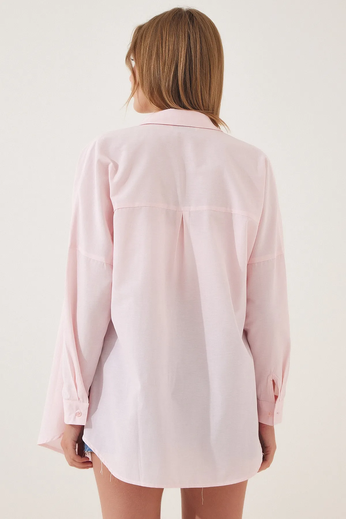Happiness İstanbul  Hellrosa Oversize-Lang-Basic-Hemd für Damen DD00842