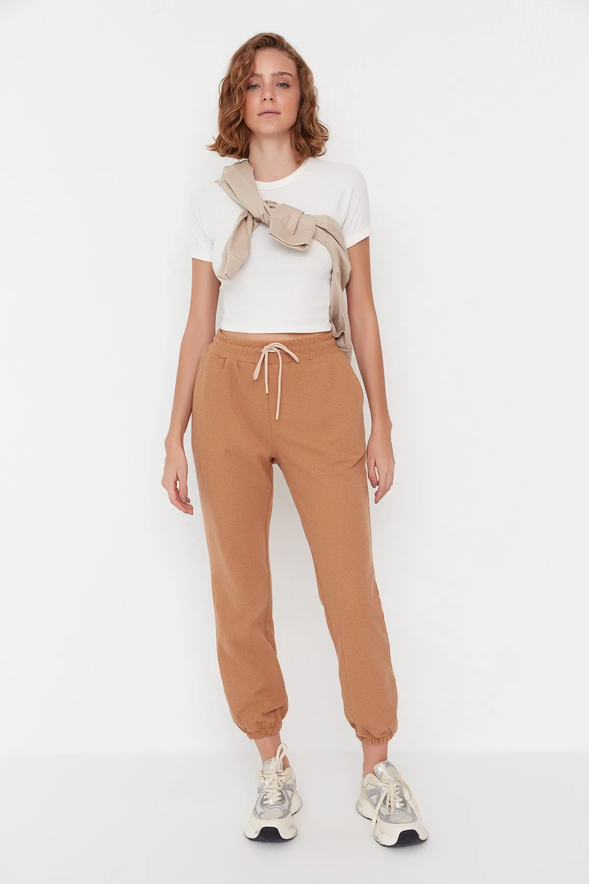 Trendyol Collection  Camel Thessaloniki Bequeme Sport-Jogginghose mit Formtasche TWOAW21EA0168