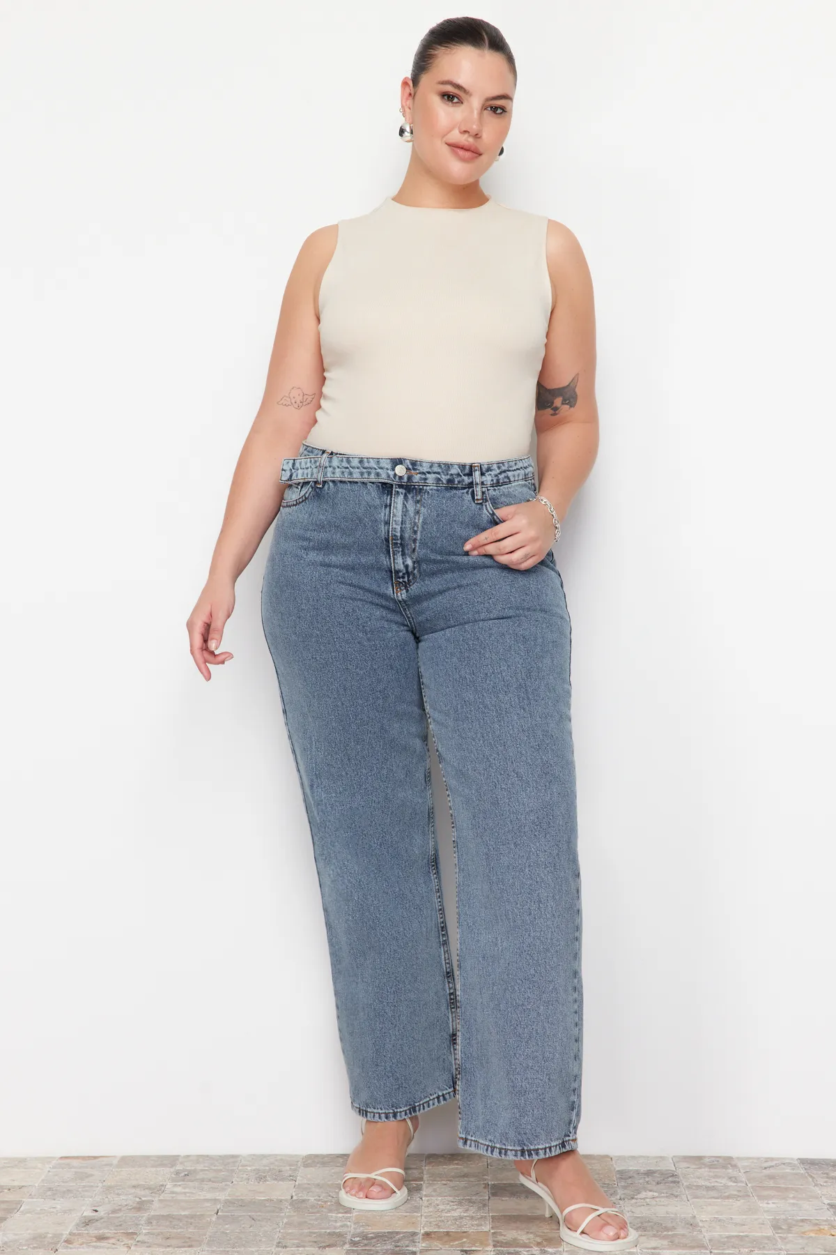 Trendyol Curve  Blaue, weit geschnittene Jeans TBBAW24CJ00008