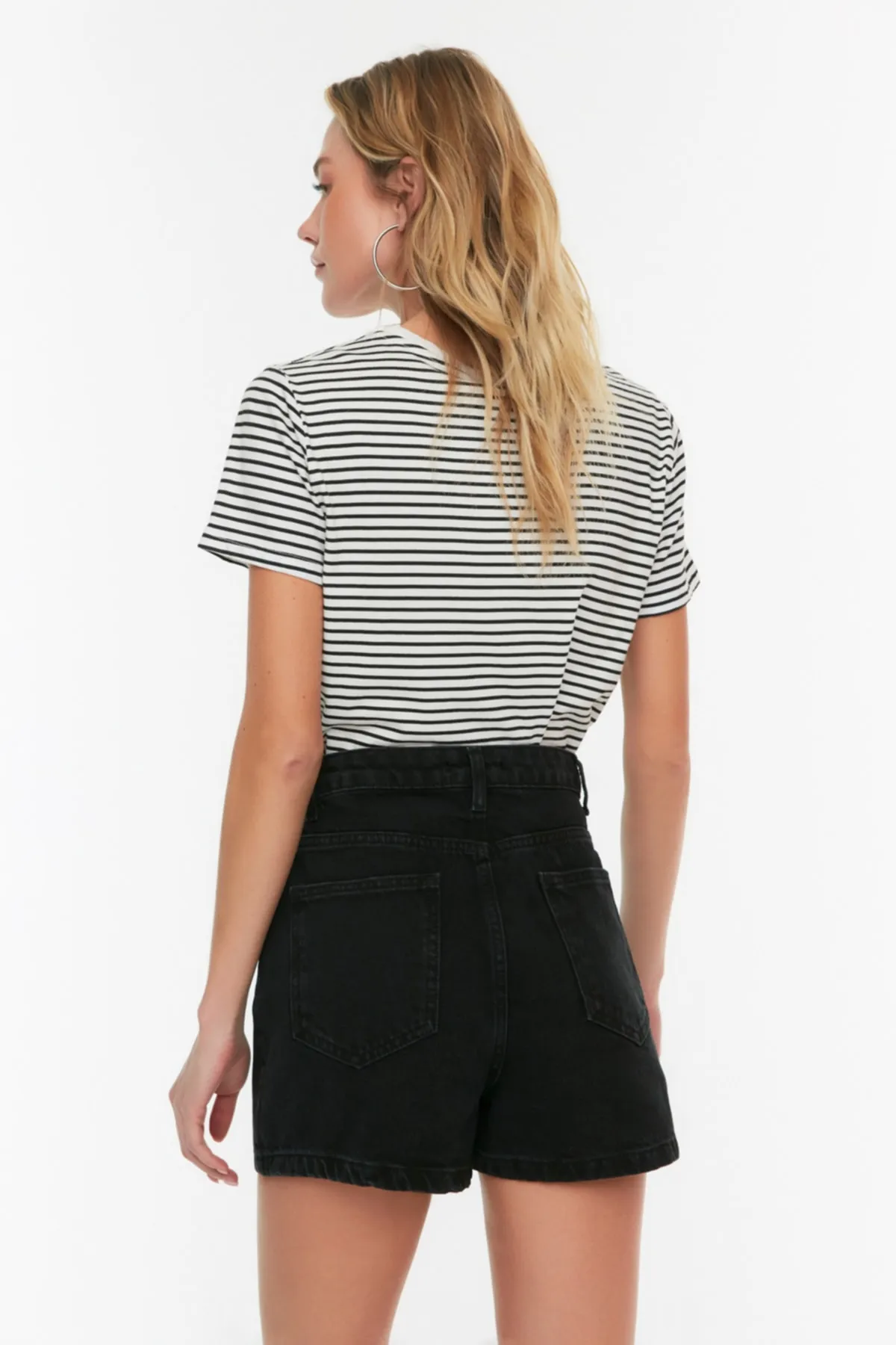 Trendyol Collection  Schwarzer Denim-Shortsrock mit hoher Taille und Knöpfen und Details TWOSS22SR0448