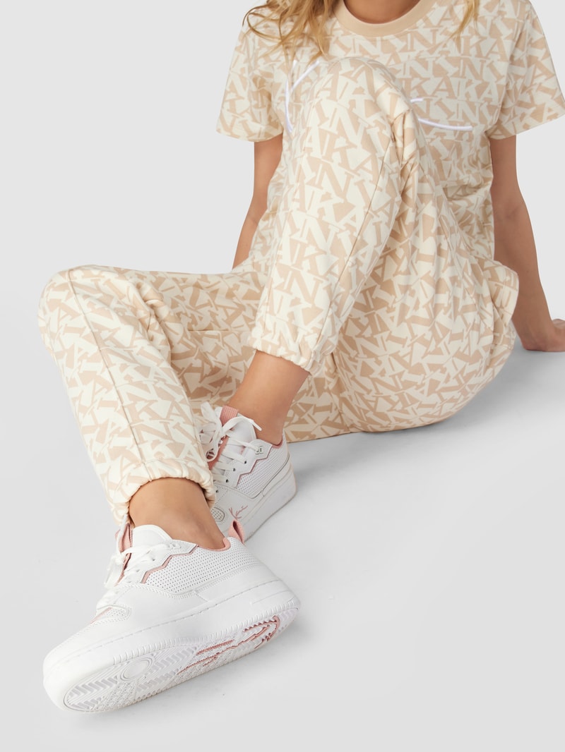 Sneaker mit perforierter Oberfläche in weiß