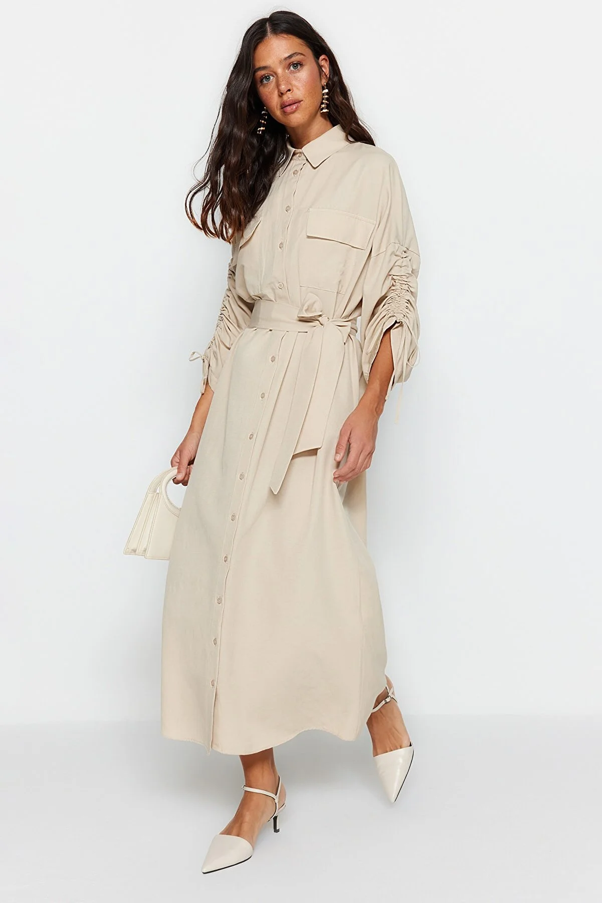Trendyol Modest  Beigefarbenes Hemdkleid aus gewebter Baumwolle mit Gürtel und verstellbaren Ärmeln, Detail TCTSS23EB00365