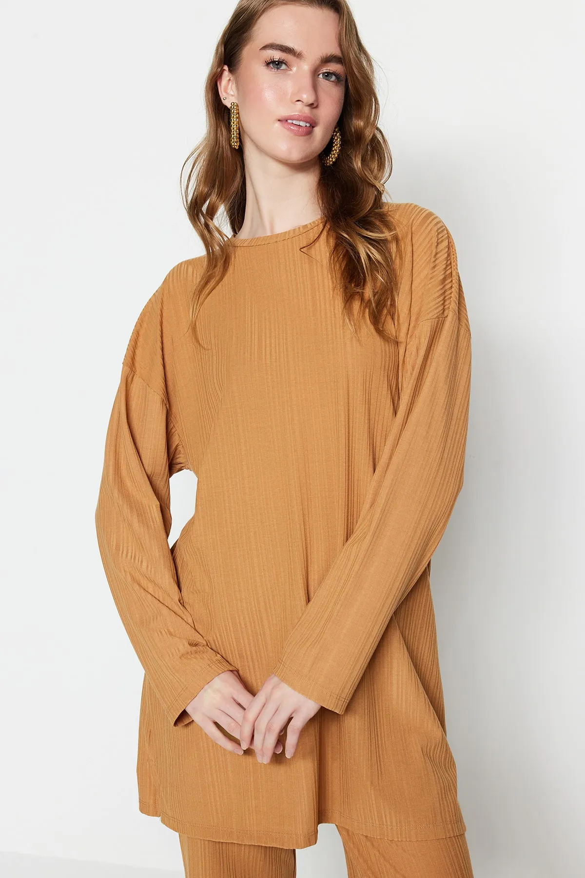 Trendyol Modest  Kamelfarbener Strickanzug aus Tunika und Hose mit Falten TCTSS23US00009