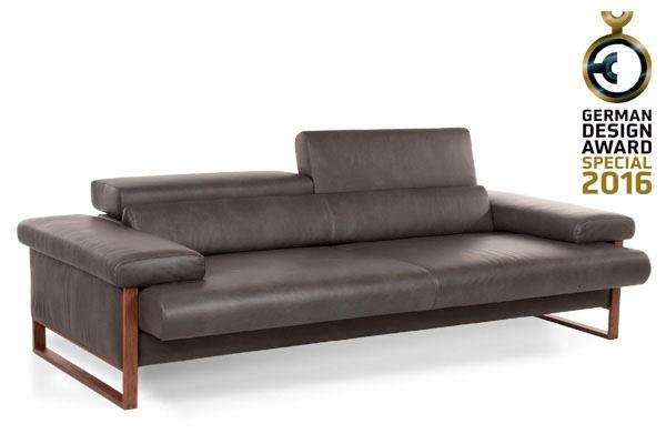 W.SCHILLIG 2,5-Sitzer finn, German Design Award 2016, Fußgestell Nussbaum natur, Breite 230 cm
