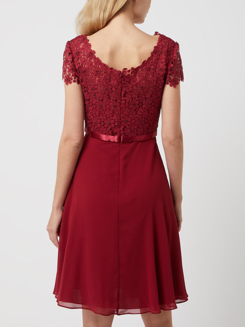 Cocktailkleid mit Ziersteinen und floralen Stickereien in bordeaux rot