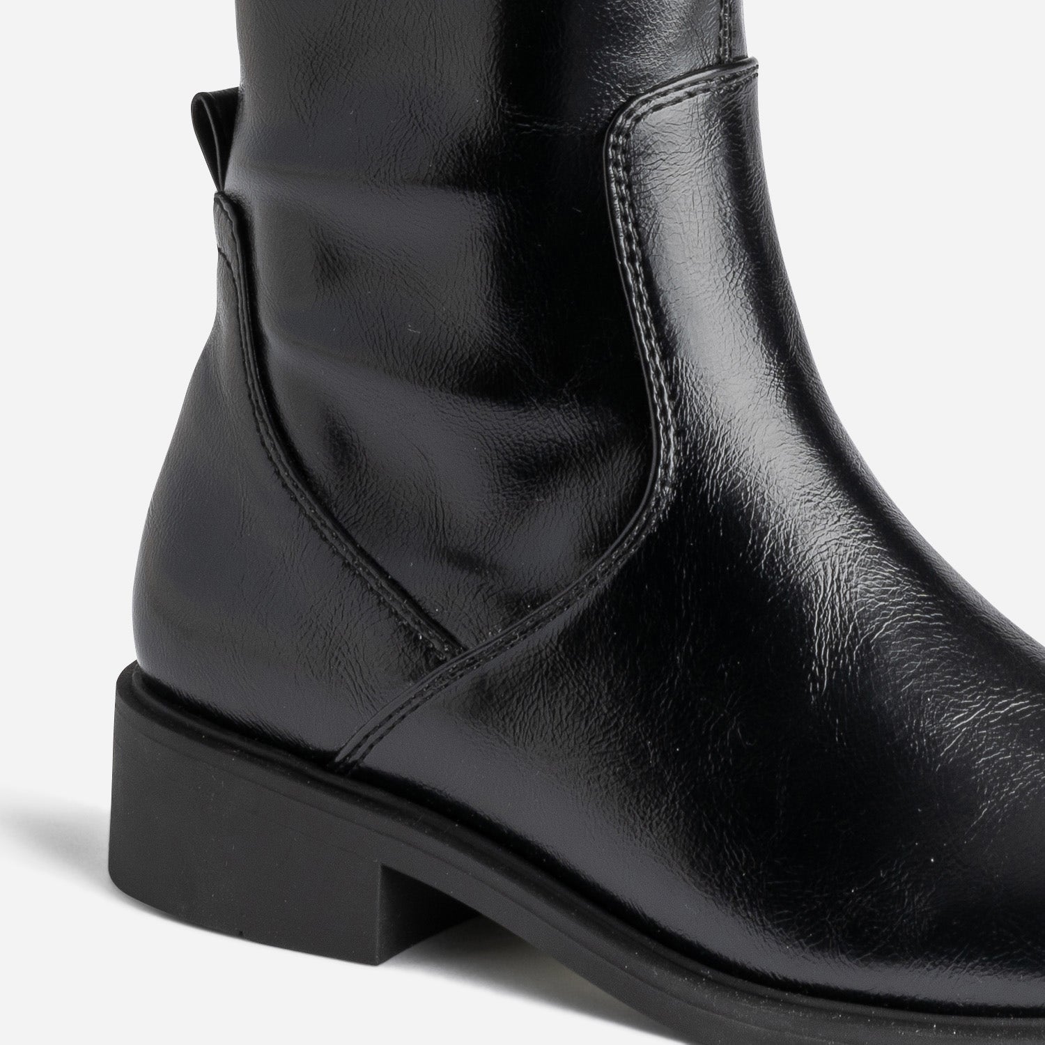 Botte noire glacée