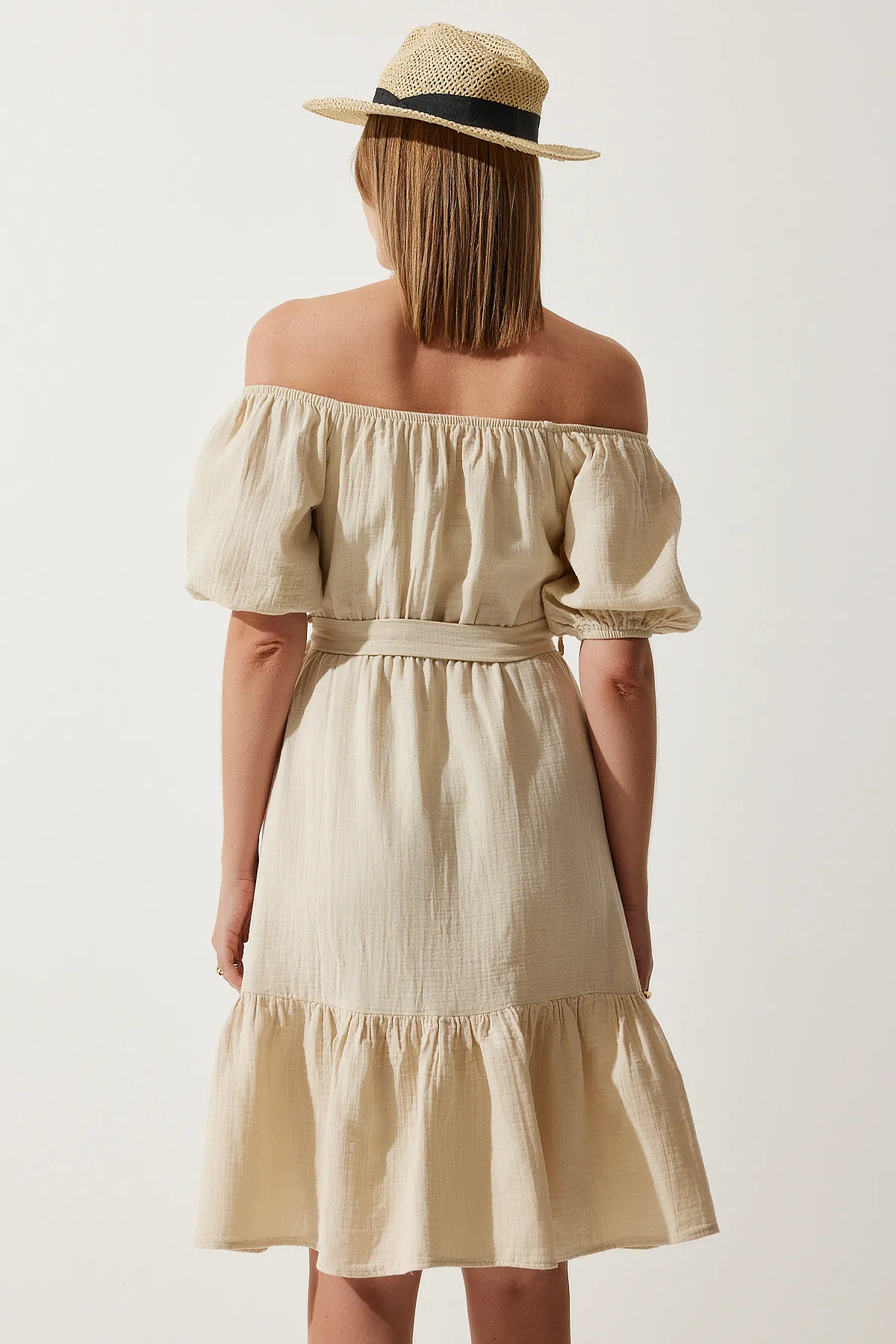 Happiness İstanbul  Cremefarbenes Sommerkleid aus Musselin mit Carmen-Kragen und Gürtel für Damen, MX00157